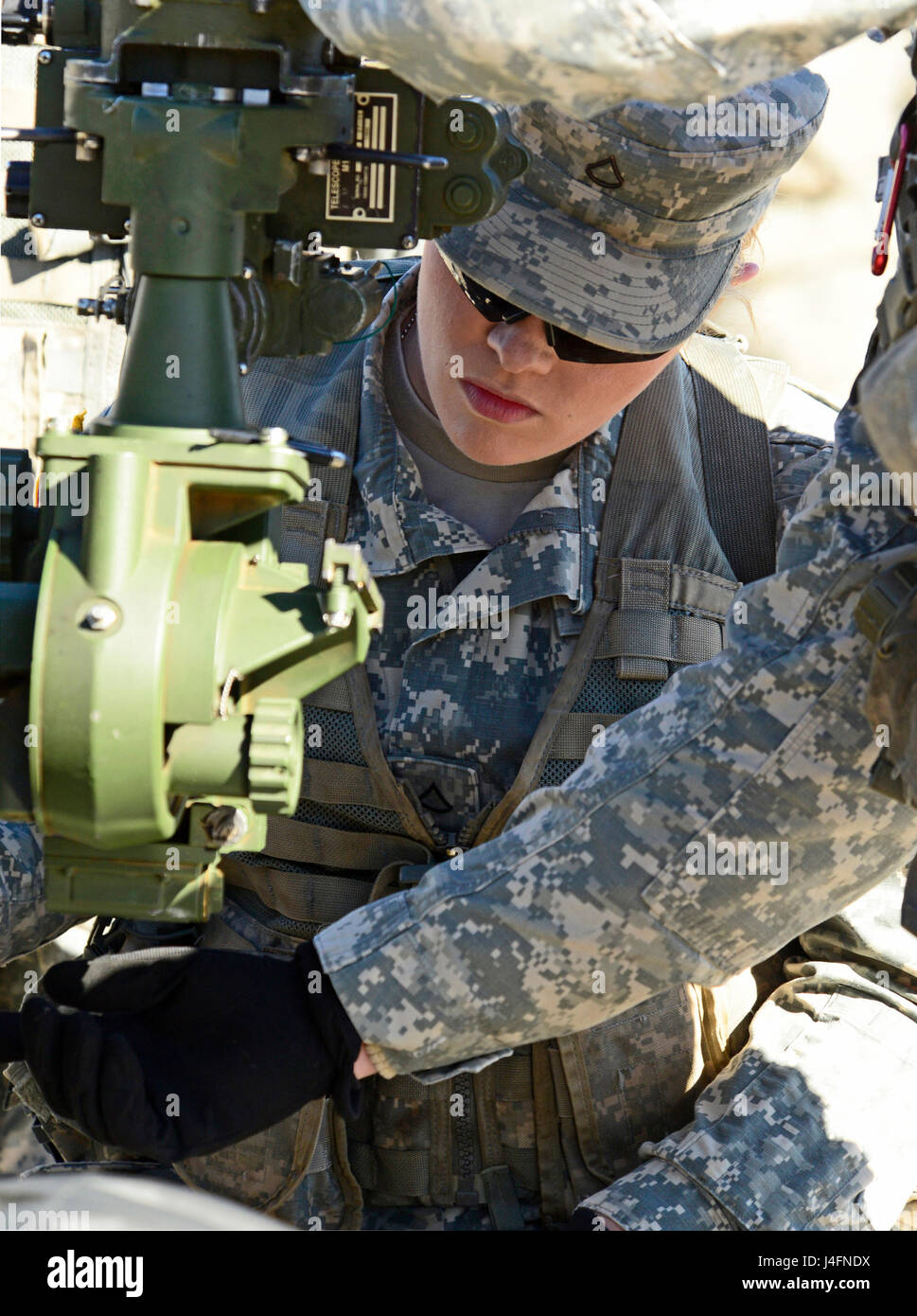 Pfc. Katherine Beatty prende il suo giro di M119A3 obice durante avanzate di formazione individuale, Fort cantonale, Okla., Feb 24, 2016. Live-fire formazione seguita il dry run il 1 marzo 2016. Beatty è dell'esercito prima 13B cannon membro dell'equipaggio a laurearsi in avanzate di formazione individuale, ha insegnato nel primo battaglione, 78Artiglieria di campo. Più le donne sono già programmato per seguire Beatty in 13B formazione, uno dei rimanenti il combattimento a terra militari specialità professionale aperta alle donne Gen 2, 2016. (Esercito foto di Cindy mcintyre) Foto Stock