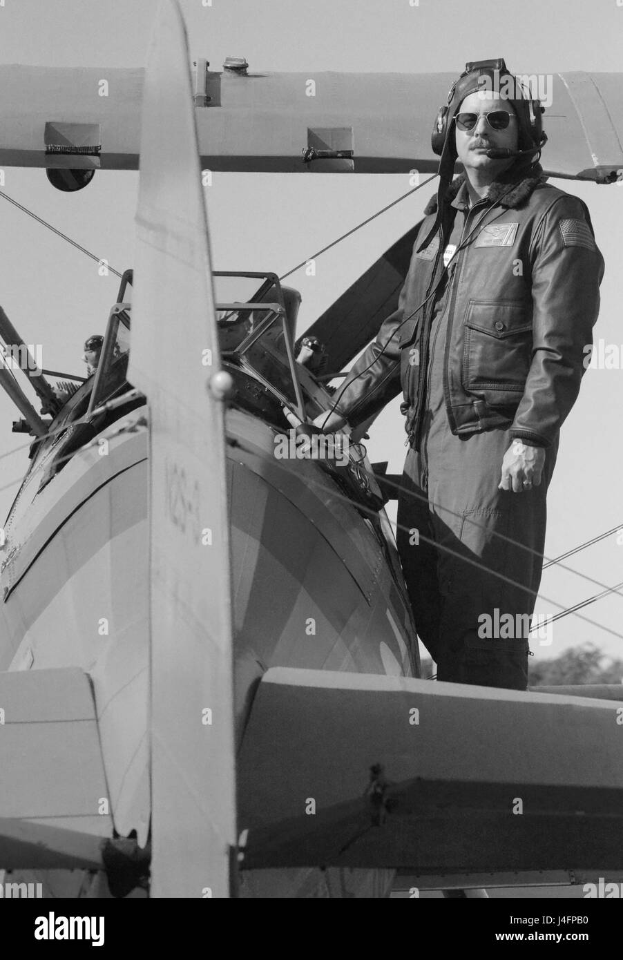 Lt. La Cmdr. Harry Greene si trova sul suo Boeing Stearman Kaydet Trainer primario aeroplano a guardia costiera Stazione aria Barbieri punto, Gennaio 31, 2016. Greene è un elicottero pilota alla stazione aria Barbieri punto e un appassionato di aerei nel suo off-dovere tempo. (U.S. Coast Guard foto di Sottufficiali di 2a classe di Tara Molle/rilasciato) Foto Stock