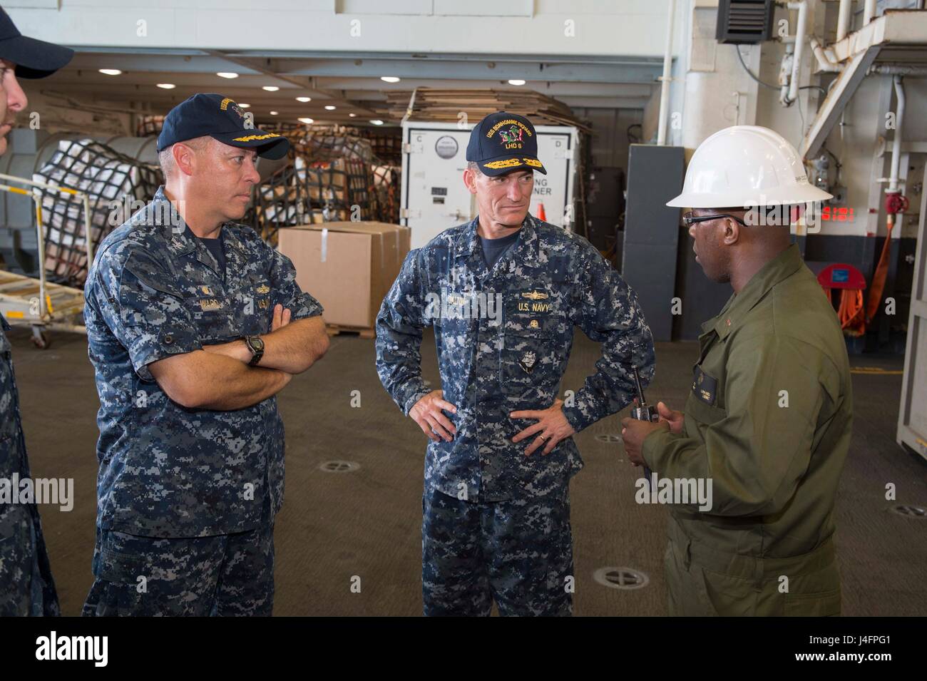 160818-N-XK809-023 Okinawa, in Giappone (Agosto 18, 2016) posteriori Adm. Marc Dalton, commander, U.S. La Forza anfibia 7a flotta, visite assalto anfibio nave USS Bonhomme Richard (LHD 6). La nave è in un porto visita alla spiaggia bianca di struttura navale a Okinawa, Giappone e sarà possibile imbarcarsi Marines del trentunesimo Marine Expeditionary Unit (MEU). Bonhomme Richard, ammiraglia del Bonhomme Richard Expeditionary Strike gruppo, è operativo negli Stati Uniti 7 flotta area di operazioni a sostegno della sicurezza e della stabilità in Indo-Asia-regione del Pacifico. (U.S. Foto di Marina di Massa lo specialista di comunicazione di terza classe William Sykes/ Foto Stock