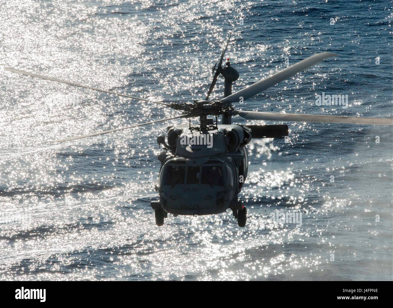 160925-N-KB401-378 OCEANO ATLANTICO (sett. 25, 2016) un MH-60S Seahawk attaccato al 'Tridents' dell'elicottero mare squadrone di combattimento (HSC) 9 partecipa a una ricostituzione in mare per la portaerei USS George H.W. Bussola (CVN 77). Bush sta attualmente conducendo su misura della nave la disponibilità di formazione e valutazione finale problema (TSTA/FEP). TSTA/FEP si prepara la nave e il suo equipaggio per la piena integrazione in un carrier strike gruppo attraverso una vasta gamma di operazioni mission-critical. (U.S. Navy foto di Sottufficiali di terza classe Michael B. Zingaro/rilasciato) Foto Stock