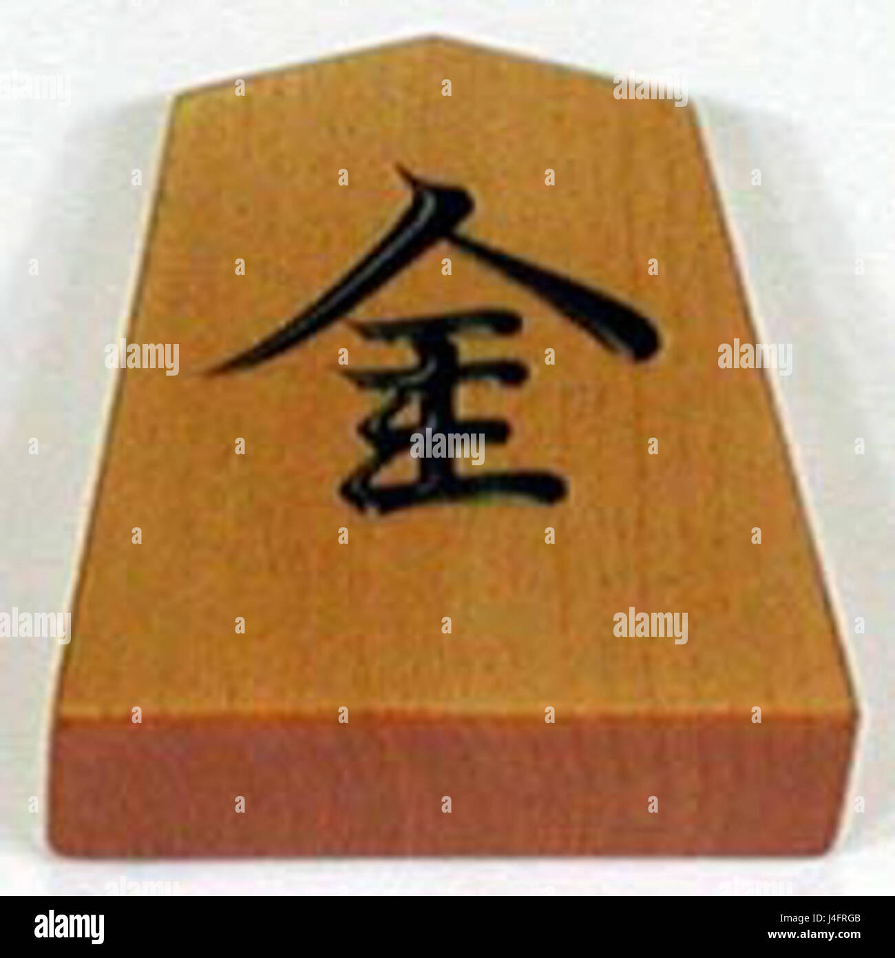 Il pezzo d'argento Shogi fa parte del gioco giapponese degli scacchi noto come Shogi. È uno dei componenti chiave utilizzati nel gioco, che presenta pezzi e movimenti distinti rispetto agli scacchi occidentali. Il pezzo d'argento si muove in genere con un motivo unico, aggiungendo profondità strategica a Shogi. Foto Stock