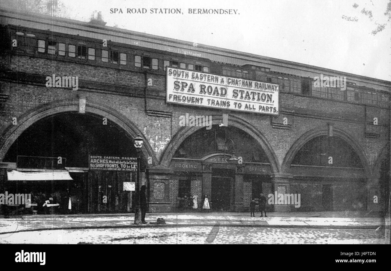 La stazione di Spa Road, intorno al 1900, era un importante snodo dei trasporti. La sua posizione e il suo significato storico probabilmente lo hanno reso centrale per la rete di trasporto durante quel periodo. Foto Stock