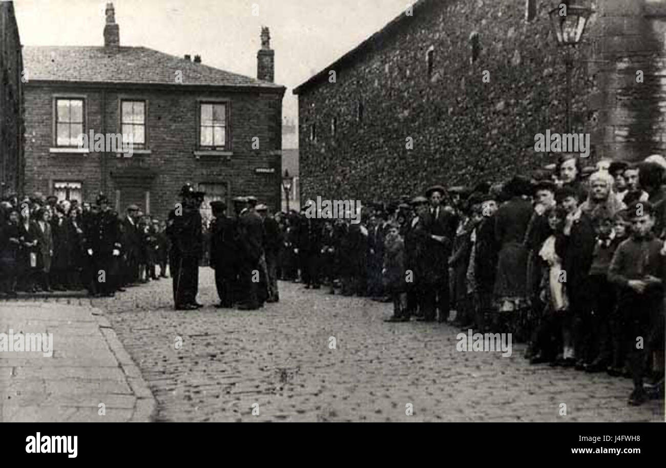 Una fotografia storica che raffigura gli operai dei mulini a Blackburn, in Inghilterra, evidenziando i disordini dei lavoratori. Foto Stock