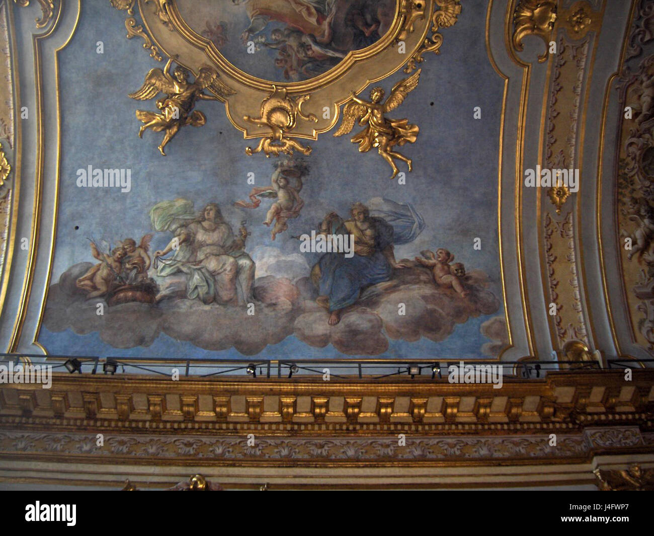 Si tratta di un'immagine del Tempio di Minerva, un'antica struttura dedicata alla dea romana Minerva. Il tempio è un esempio chiave dell'architettura romana classica. Foto Stock