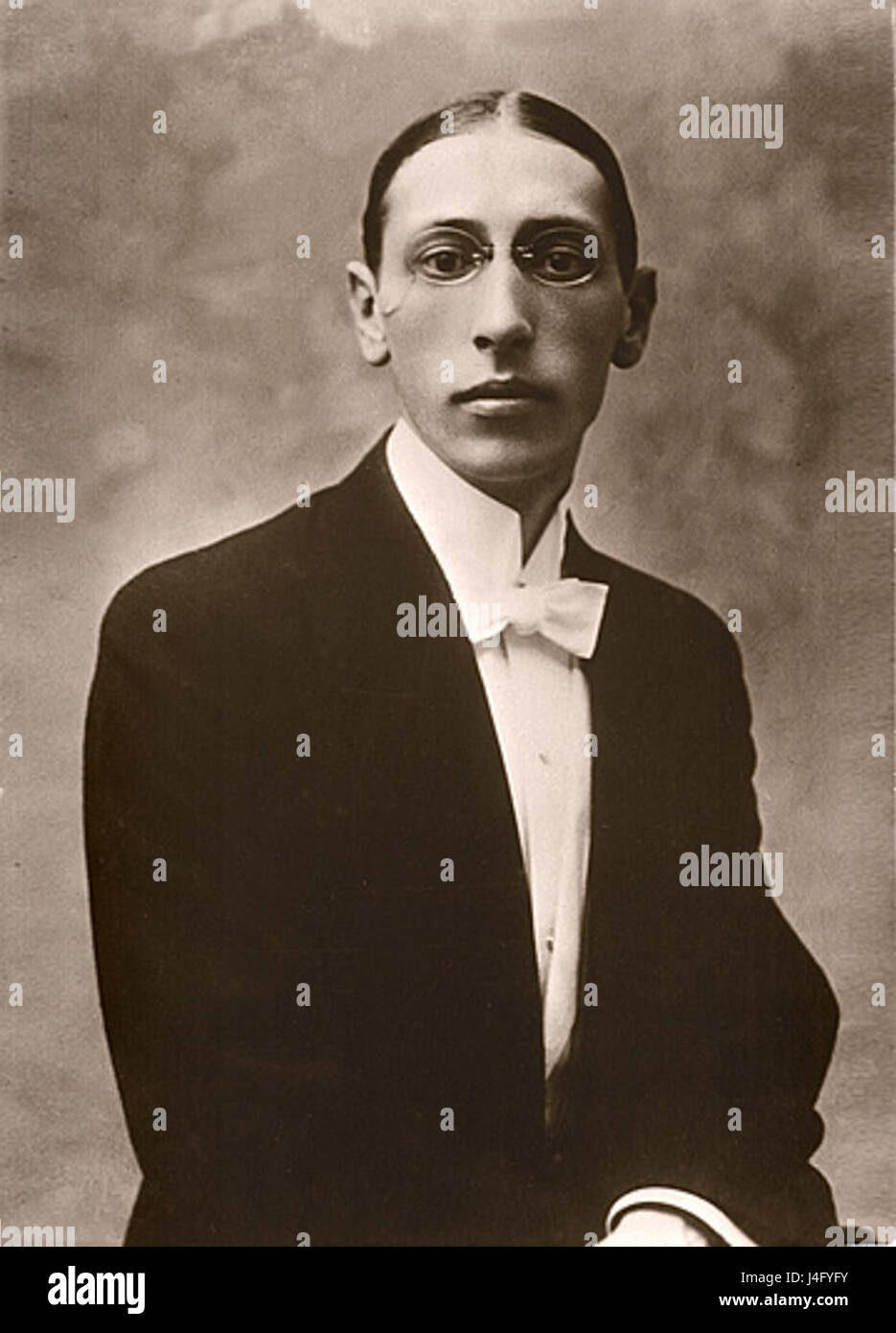 Questa cartolina probabilmente presenta un'immagine o una rappresentazione del famoso compositore Igor Stravinsky, intorno al 1910, durante un periodo significativo della sua carriera. Stravinsky era noto per le opere rivoluzionarie nella musica classica, come "The Firebird" e "The Rite of Spring". Foto Stock