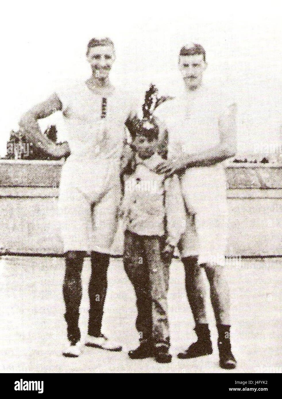 La coppia di canottini del 1900 si riferisce a un evento di canottaggio competitivo con due canottini e un coxswain. Questo tipo di gara di canottaggio era popolare all'inizio del XX secolo, mostrando il lavoro di squadra e la precisione sull'acqua. Foto Stock