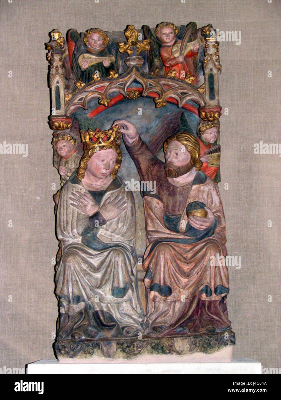 La chiesa di Santa Maria di Viatosto ad Asti, in Italia, è rinomata per il suo design interno e la statua dell'Incoronazione di Maria. Questa statua, una caratteristica chiave della chiesa, è un significativo simbolo religioso e un esempio di arte sacra nella regione. Foto Stock