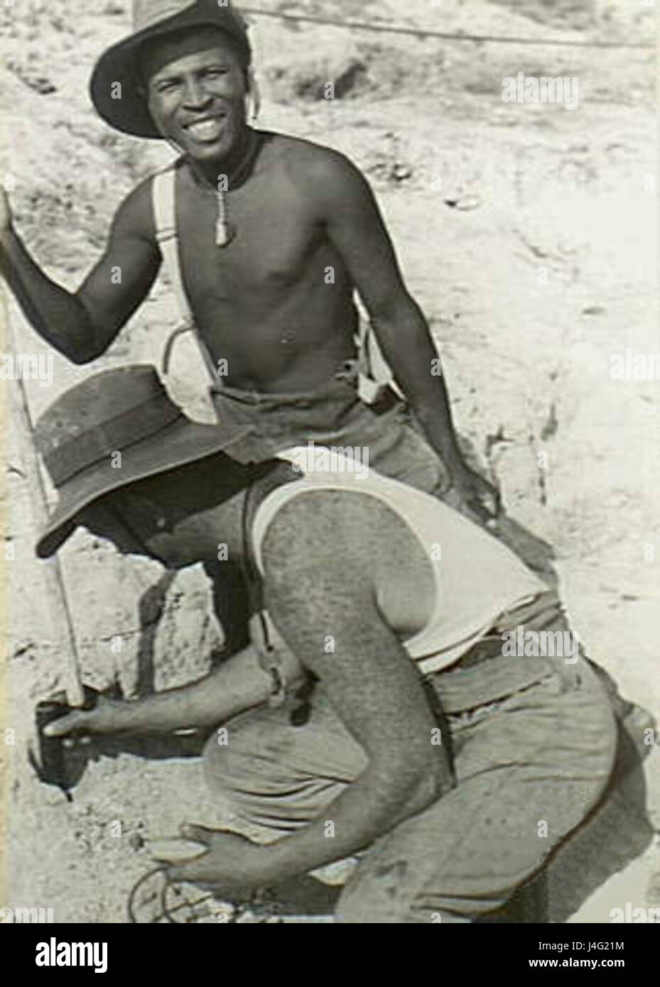 L'immagine raffigura un sapper sudafricano, un ingegnere militare coinvolto in vari lavori di costruzione durante la guerra. Il ruolo di un sapper è cruciale per le fortificazioni, la costruzione di ponti e la rimozione degli ostacoli nelle operazioni militari. Foto Stock L'immagine raffigura un sapper sudafricano, un ingegnere militare coinvolto in vari lavori di costruzione durante la guerra. Il ruolo di un sapper è cruciale per le fortificazioni, la costruzione di ponti e la rimozione degli ostacoli nelle operazioni militari. Foto Stock