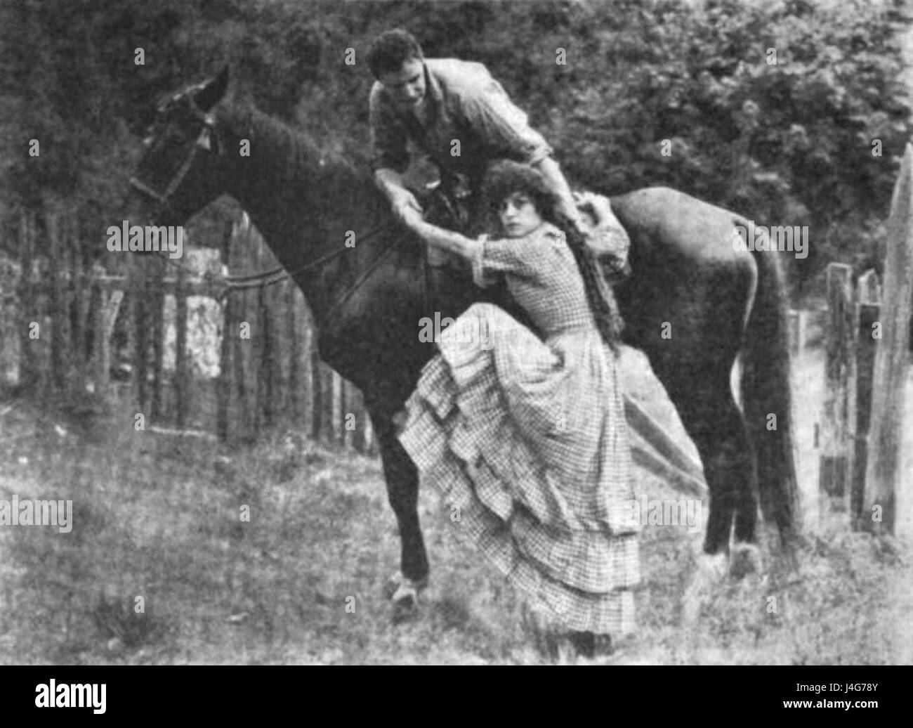 Salomy Jane (1914) è un film muto dell'inizio del XX secolo. Si basa su un romanzo e riflette le dinamiche sociali e culturali del tempo. Il film ritrae temi di romanticismo e avventura in un ambiente storico, offrendo una visione del primo cinema americano. Foto Stock