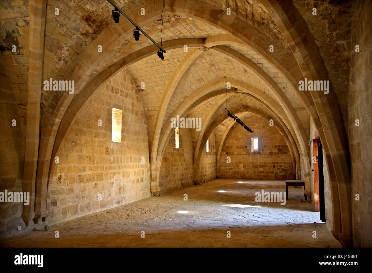 La suggestiva sala gotica in Lusignan Royal Manor House, nel sito archeologico di Palaipaphos, Kouklia village, Cipro. Foto Stock