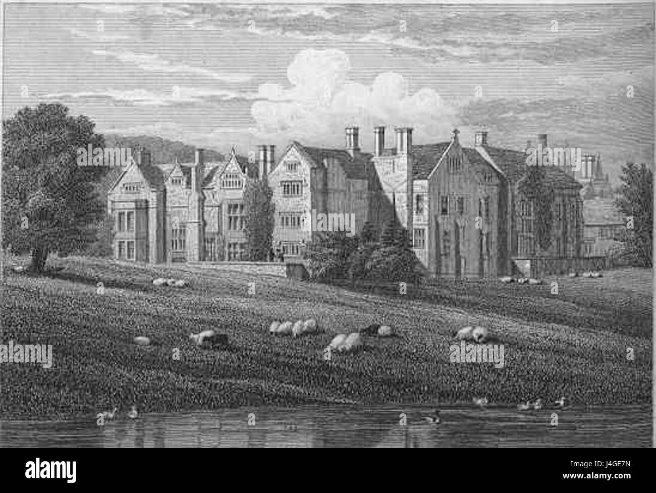 Questa immagine offre una vista a sud-ovest di Rushton Hall, una casa di campagna inglese. Situata nel Northamptonshire, Inghilterra, Rushton Hall risale al XVI secolo ed è conosciuta per la sua architettura Tudor e il suo significato storico. La vista cattura la grandezza del estateâ, compresi i giardini e i paesaggi circostanti. Foto Stock