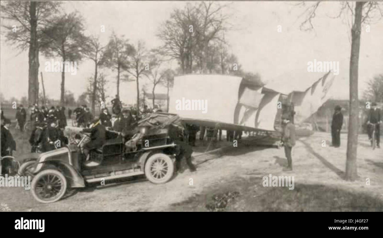 Santos Dumont è stato un aviatore brasiliano pionieristico noto per i suoi contributi alla tecnologia di volo. Tra i suoi successi vi è il primo volo più pesante dell'aria in Europa, e rimane una figura chiave nella storia dell'aviazione. Foto Stock