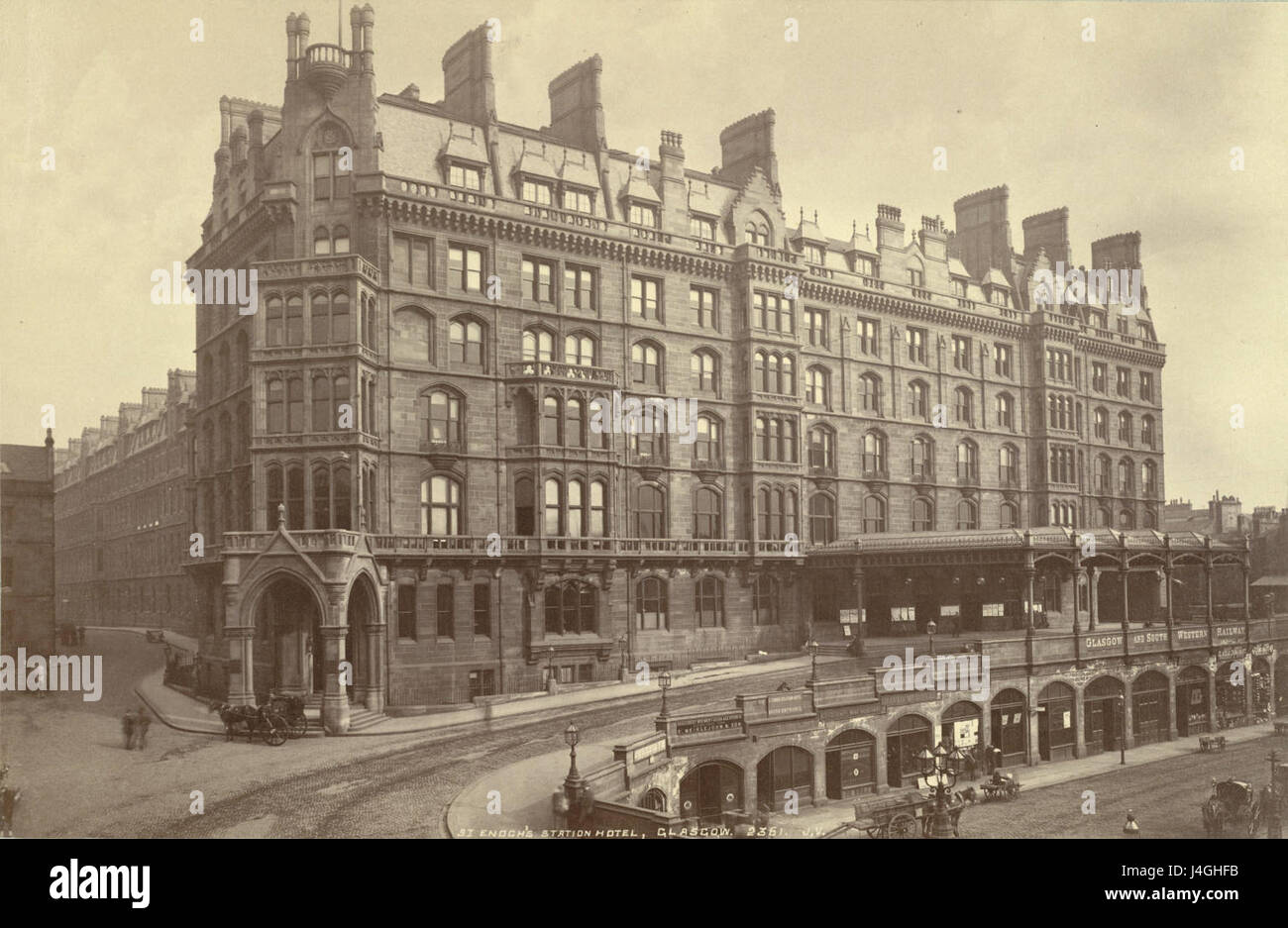 La stazione ferroviaria di St. Enoch a Glasgow, in Scozia, aperta nel 1879, era un importante centro di trasporto della città, nota per la sua caratteristica architettura vittoriana e il suo ruolo nell'espansione del sistema ferroviario. Foto Stock