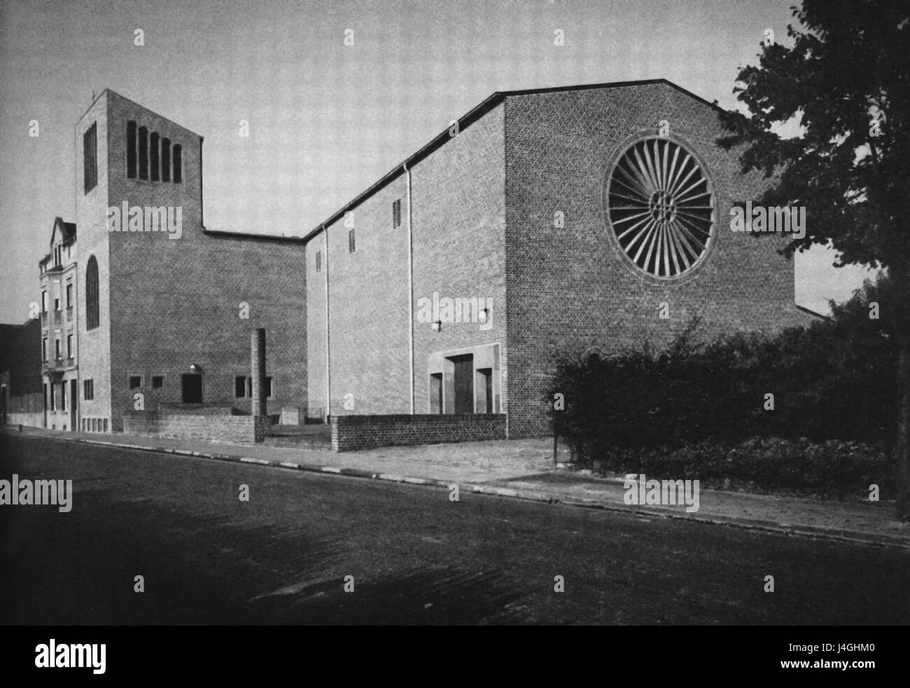 "San Franziskus Geneicken" è un'opera d'arte di Hugo Schmoelz che raffigura San Francesco d'Assisi. Il pezzo cattura la devozione religiosa e l'umiltà del santo, illustrando il suo viaggio spirituale e il suo rapporto con la natura e l'umanità. Foto Stock