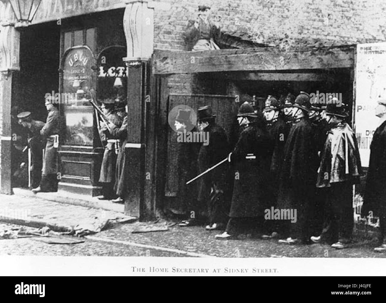 Sidney Street è una strada di Londra, notoriamente associata all'assedio di Sidney Street del 1911. L'evento ha comportato uno scontro tra polizia e anarchici. Winston Churchill, allora Ministro degli interni, giocò un ruolo chiave nel supervisionare l'operazione. Questo evento divenne un momento significativo nella storia britannica, legato all'ascesa dell'anarchismo e delle risposte delle forze dell'ordine nella Gran Bretagna all'inizio del XX secolo. Foto Stock