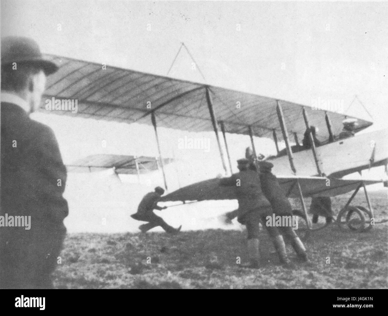 Il biplano *Farman* era un primo aereo progettato per il volo. Il momento del suo primo volo da parte di Ivanov S segna un significativo successo nella storia dell'aviazione, mostrando l'evoluzione della tecnologia di volo iniziale. Foto Stock