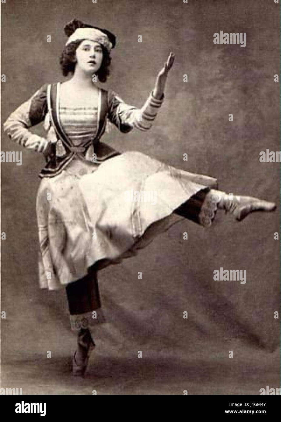 Si tratta di un'immagine storica dello spettacolo con Tamara Karsavina come protagonista nel balletto "Petrushka" del 1911, un'opera classica del compositore Igor Stravinsky, rinomata per la sua intensità drammatica ed emotiva. Foto Stock