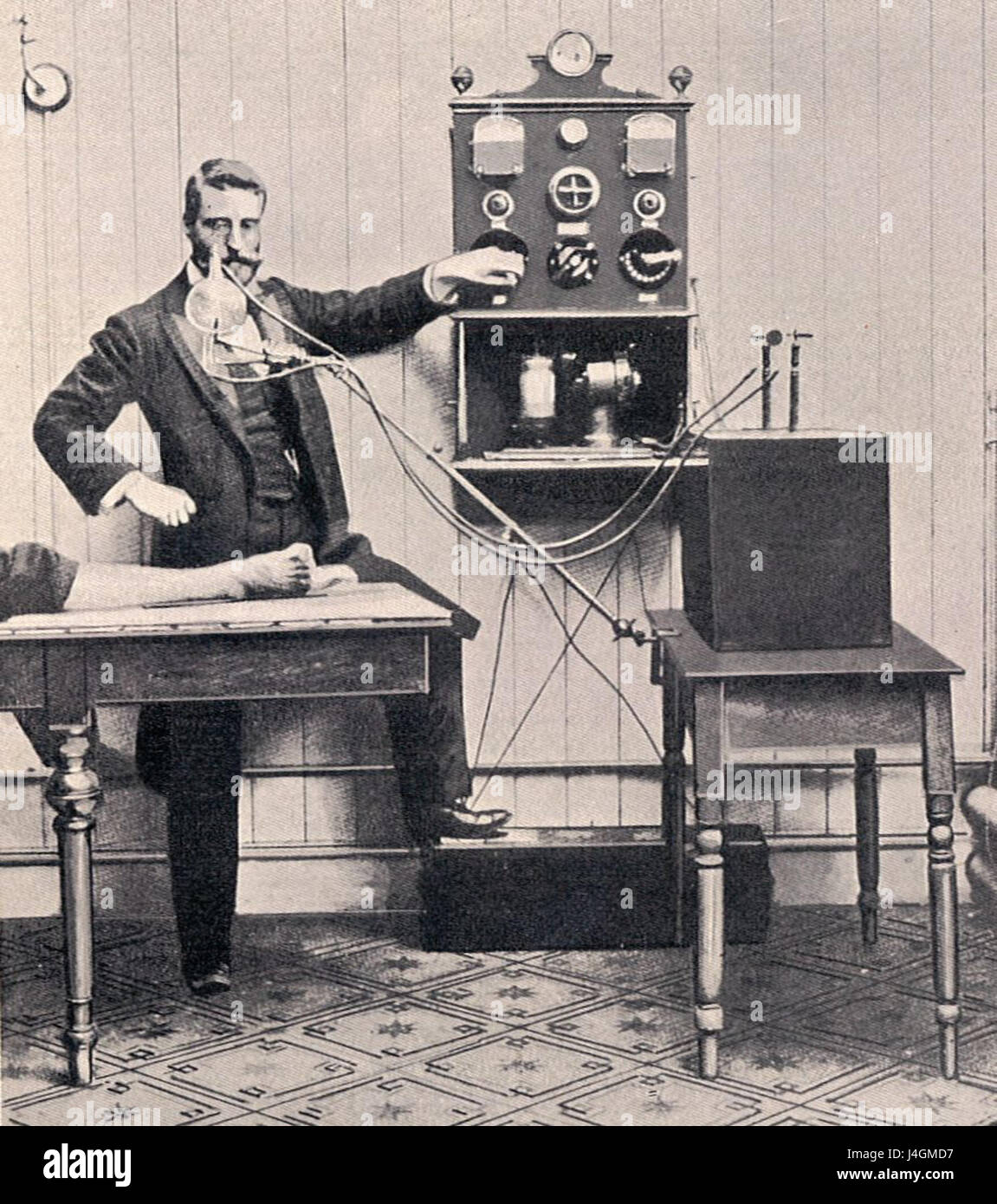 Questa immagine mostra il processo di acquisizione di una radiografia alla caviglia come descritto nell'edizione 1903 di Rankin Kennedyâ€™S *impianti elettrici*. Mette in evidenza i primi giorni dell'imaging medico e delle tecniche diagnostiche. Foto Stock