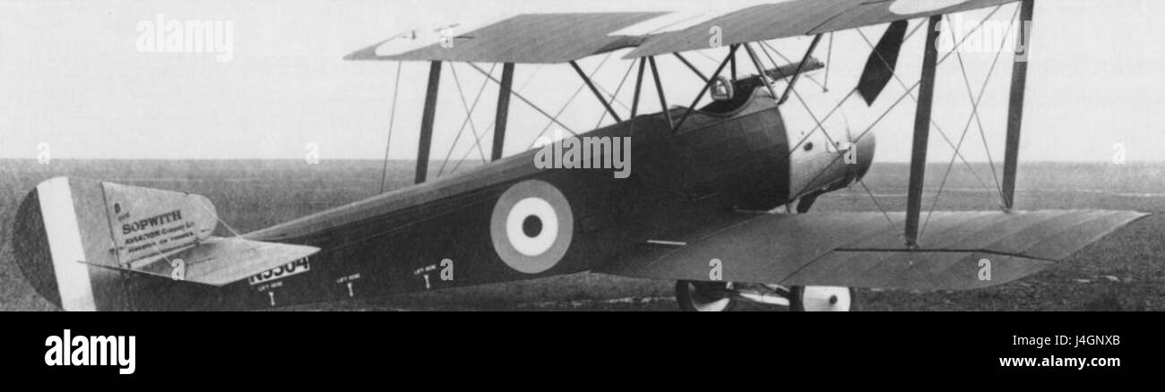 Il Sopwith Strutter era un biplano britannico utilizzato durante la prima guerra mondiale, principalmente per missioni di ricognizione e bombardamento leggero. Volò per la prima volta nel 1916, lo Strutter fu uno dei primi aerei militari ad essere equipaggiato con una mitragliatrice sincronizzata. Noto per la sua affidabilità e versatilità, ha giocato un ruolo significativo nel combattimento aereo durante la guerra. Ha servito in vari ruoli, tra cui caccia, bombardieri e aerei da ricognizione. Foto Stock