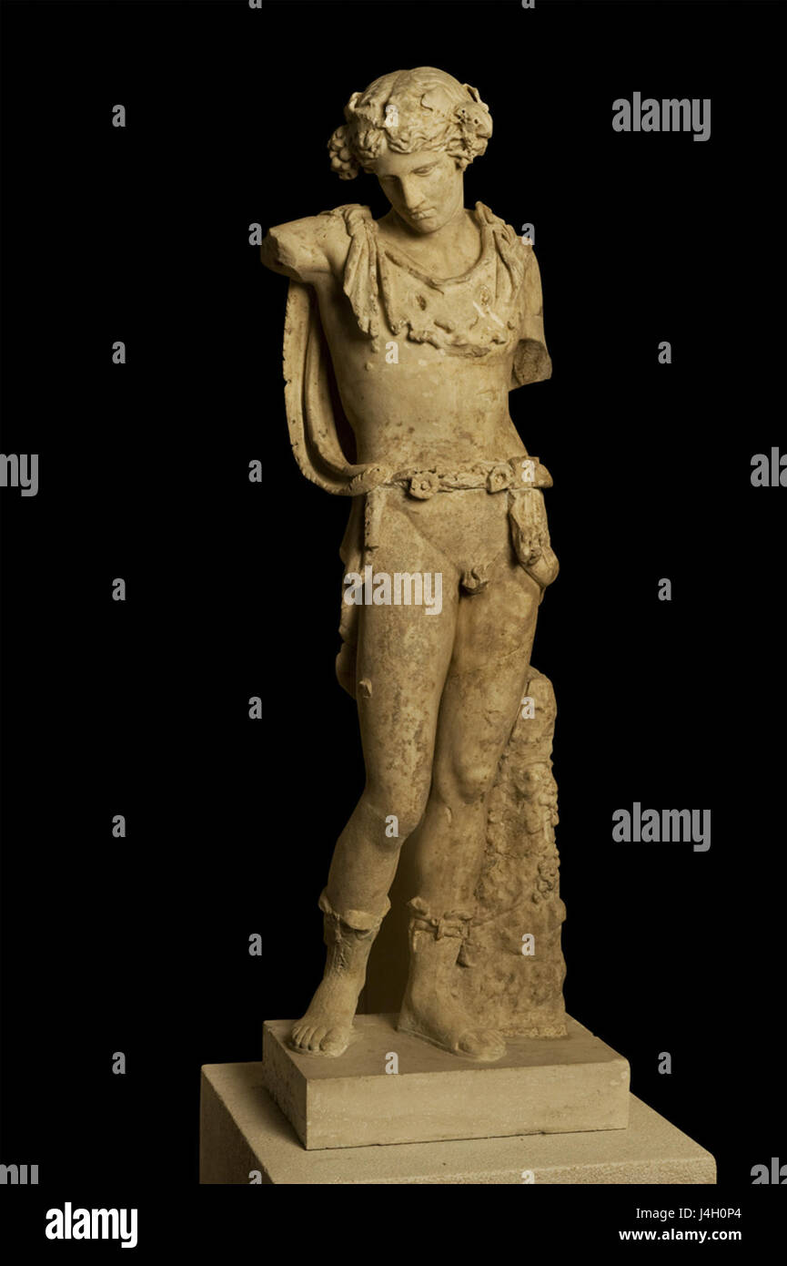 La statua di Dioniso, un'antica divinità greca del vino, della rivelazione e della fertilità, rappresenta l'importanza culturale del dio nell'antica religione e nell'arte greca. Tali statue sono comuni nella scultura greco-romana. Foto Stock