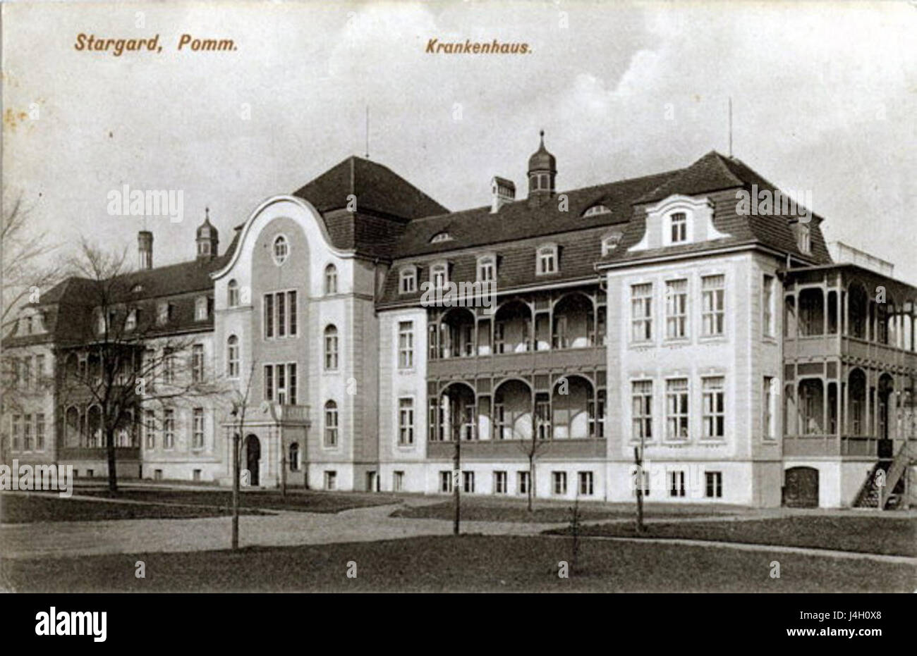 Fotografia storica dell'ex ospedale (Szpital) di Stargard, Pomerania, che mostra lo stile architettonico prevalente nella regione. Foto Stock