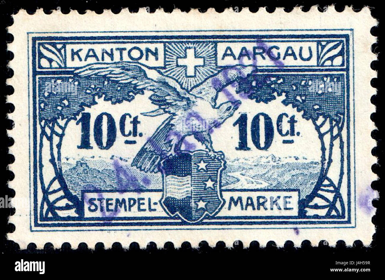 Questo francobollo svizzero del 1908 è caratterizzato da una denominazione da 10c e 8c, che riflette la storia postale della Svizzera e il sistema fiscale dello Stato in quel momento. Foto Stock