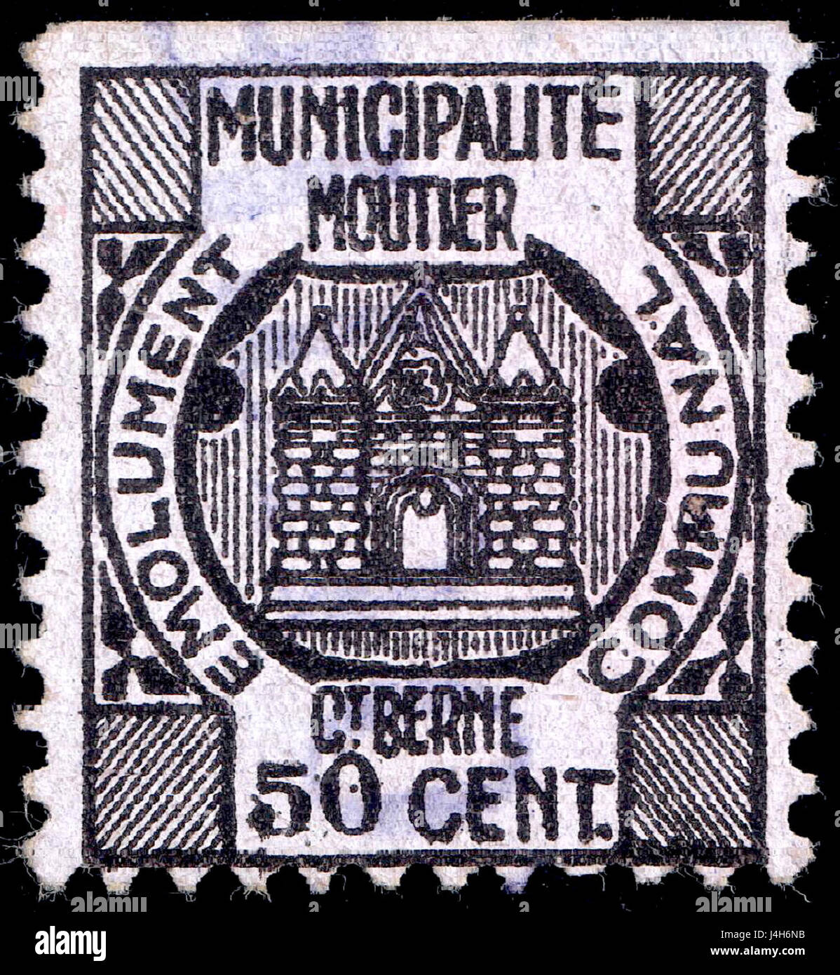 Questo francobollo svizzero del 1915 di Moutier presenta una denominazione di 50 centesimi, che segna un notevole esempio della storia postale svizzera dell'inizio del XX secolo. Il design riflette lo stile del periodo e il suo posto nel sistema di riscossione delle entrate della Svizzera. Foto Stock