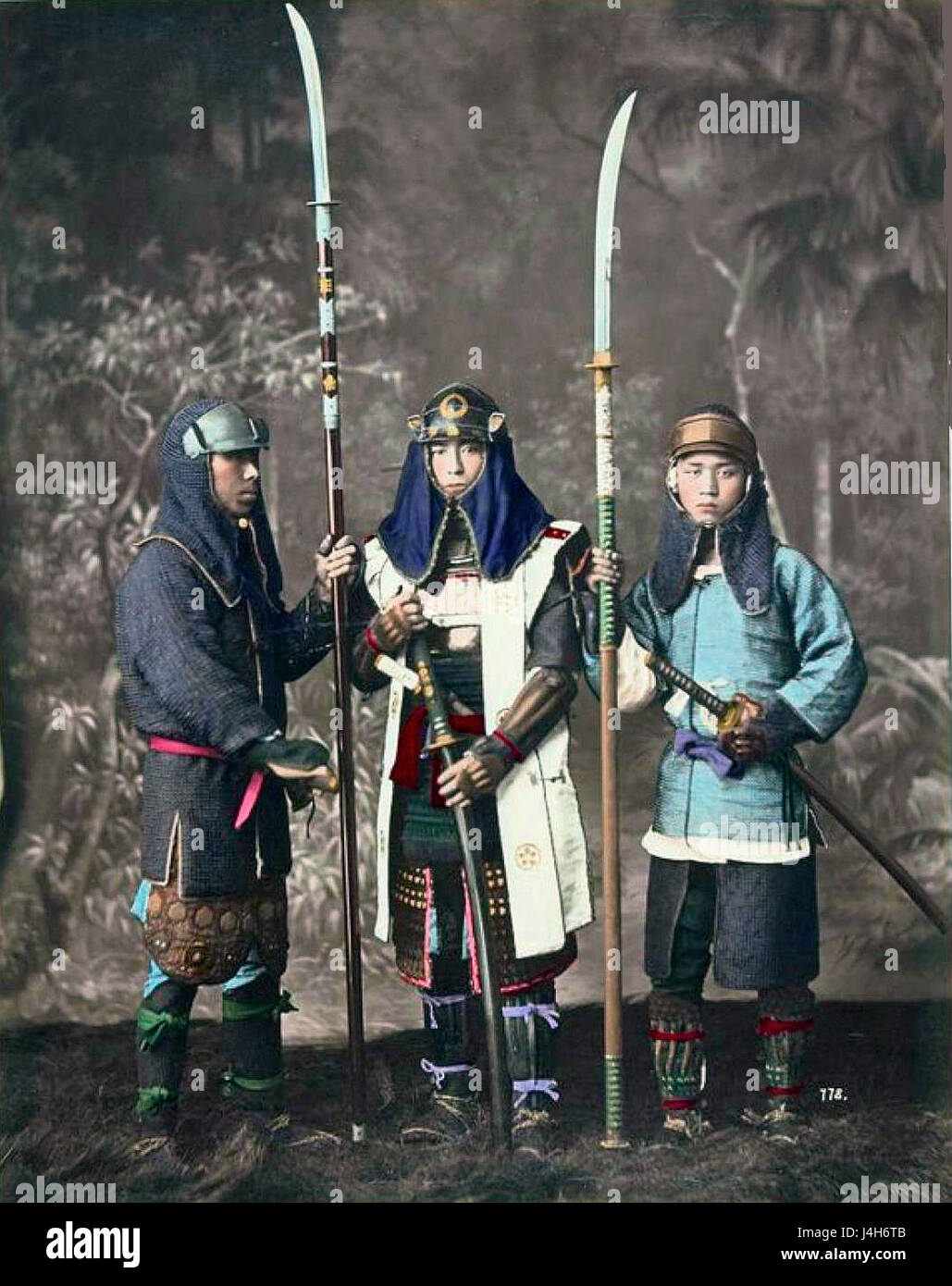 Un samurai è raffigurato con indosso una katabira kusari, un indumento tradizionale fatto di catene che era indossato sotto l'armatura. Questo tipo di abbigliamento è stato progettato per proteggere chi lo indossa pur mantenendo la mobilità, riflettendo le esigenze pratiche dei samurai in battaglia. Foto Stock