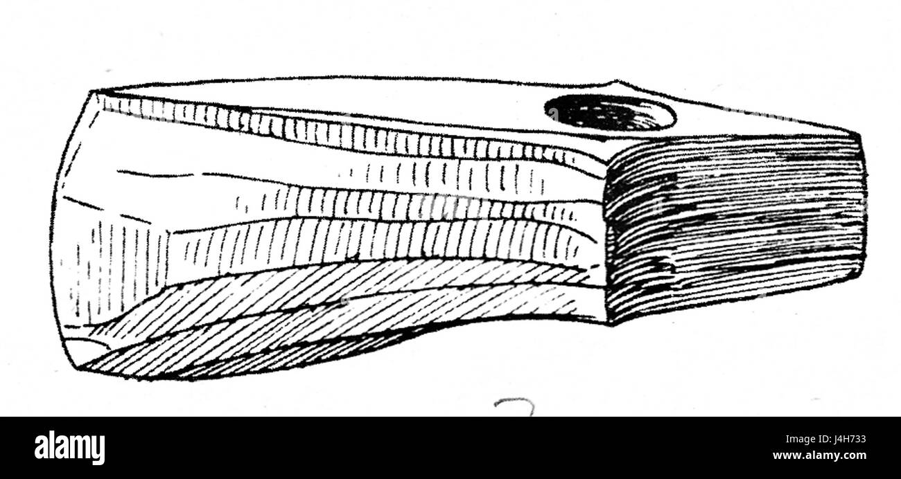 Questo artefatto è un bicchiere di Schnurkeramik (ceramica con filo), originario della prima età del bronzo europea. È caratterizzato da particolari motivi impressionati da corde e fa parte della collezione archeologica che mostra i primi manufatti europei e le tecniche della ceramica. Foto Stock