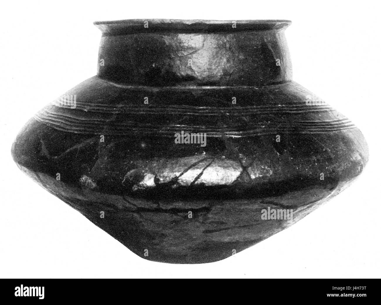 Un ritrovamento archeologico legato a 'Urnenfeld Urne' di Schuchhardt, che si riferisce a un tipo specifico di urna trovata nei siti di sepoltura. Queste urne sono significative nella comprensione delle pratiche di sepoltura e delle culture antiche, in particolare dell'età del bronzo europea. Foto Stock