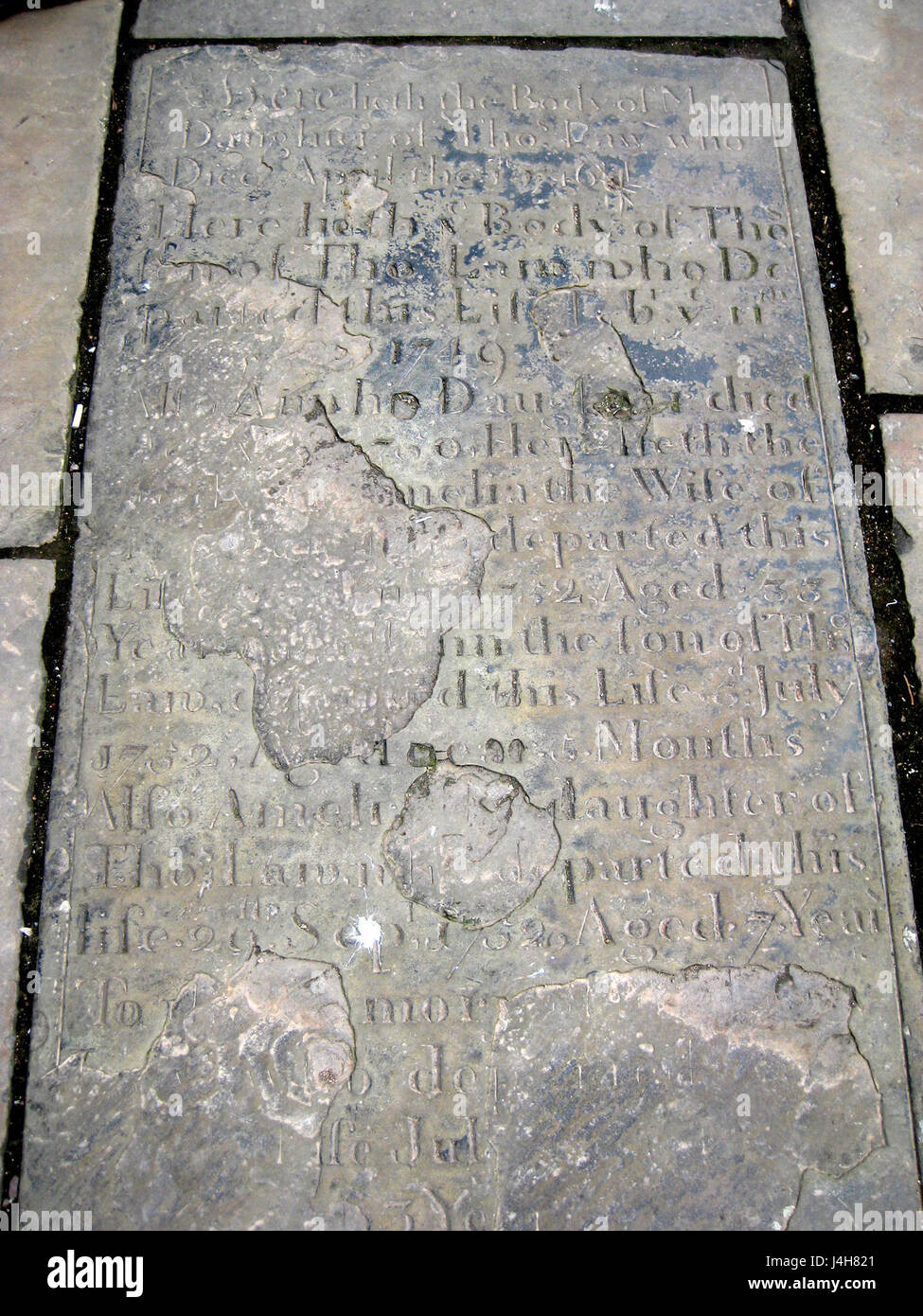 La pavimentazione in lapide della cattedrale di Sheffield presenta importanti marcatori e iscrizioni storiche. Queste pietre forniscono un'idea della storia culturale e sociale della zona, commemorando individui ed eventi significativi per il patrimonio della regione. Foto Stock