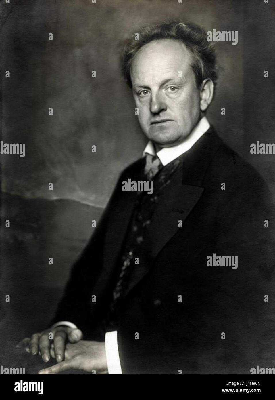 Un riferimento letterario a Gerhart Hauptmann, drammaturgo e autore tedesco, le cui opere, come "i tessitori", affrontavano questioni sociali e condizioni umane nella Germania del XIX secolo. Foto Stock