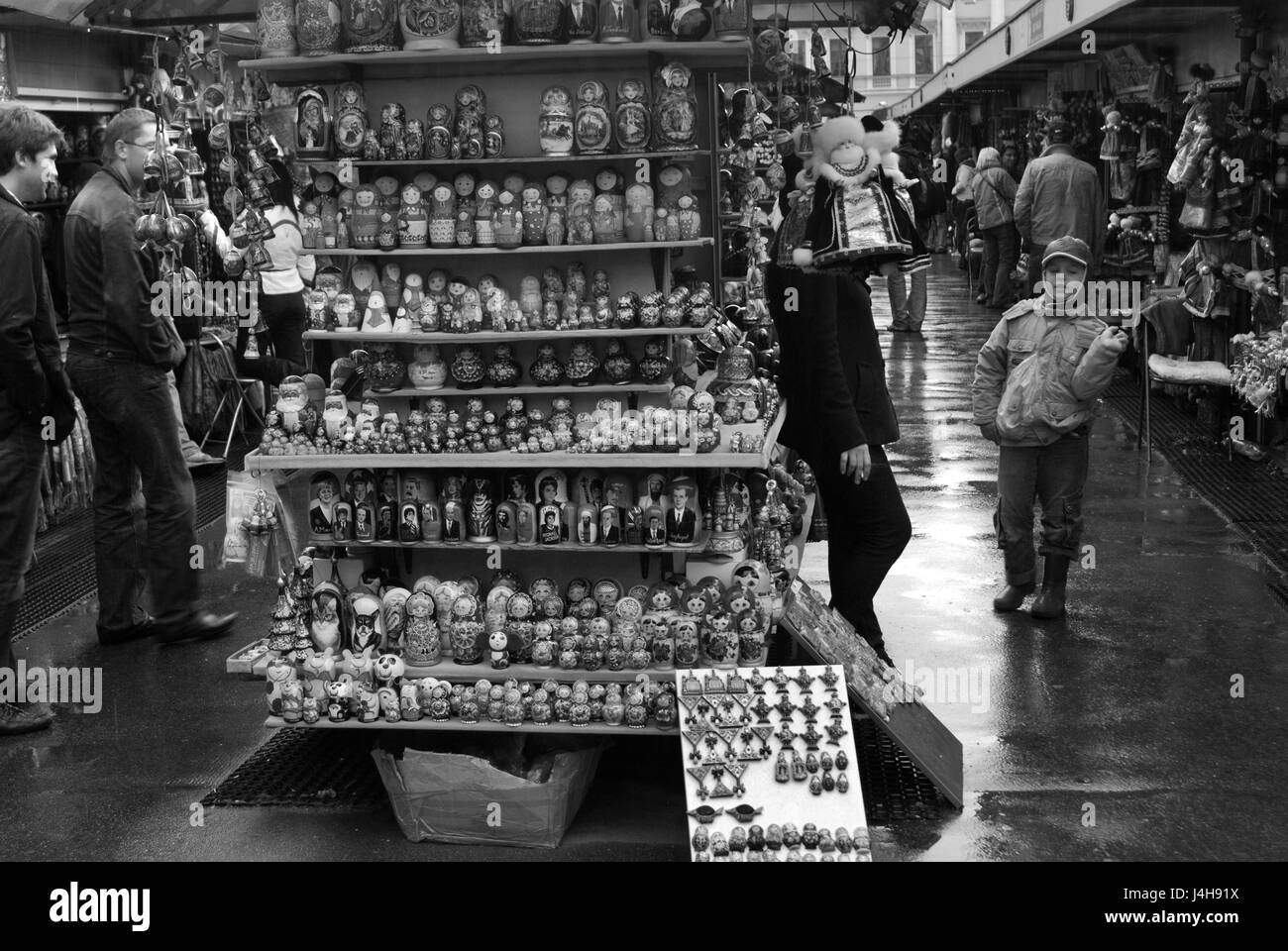 Pressione di stallo di Souvenir russo di vendita bambole di nidificazione o matrioska bambole ,a San Pietroburgo Foto Stock