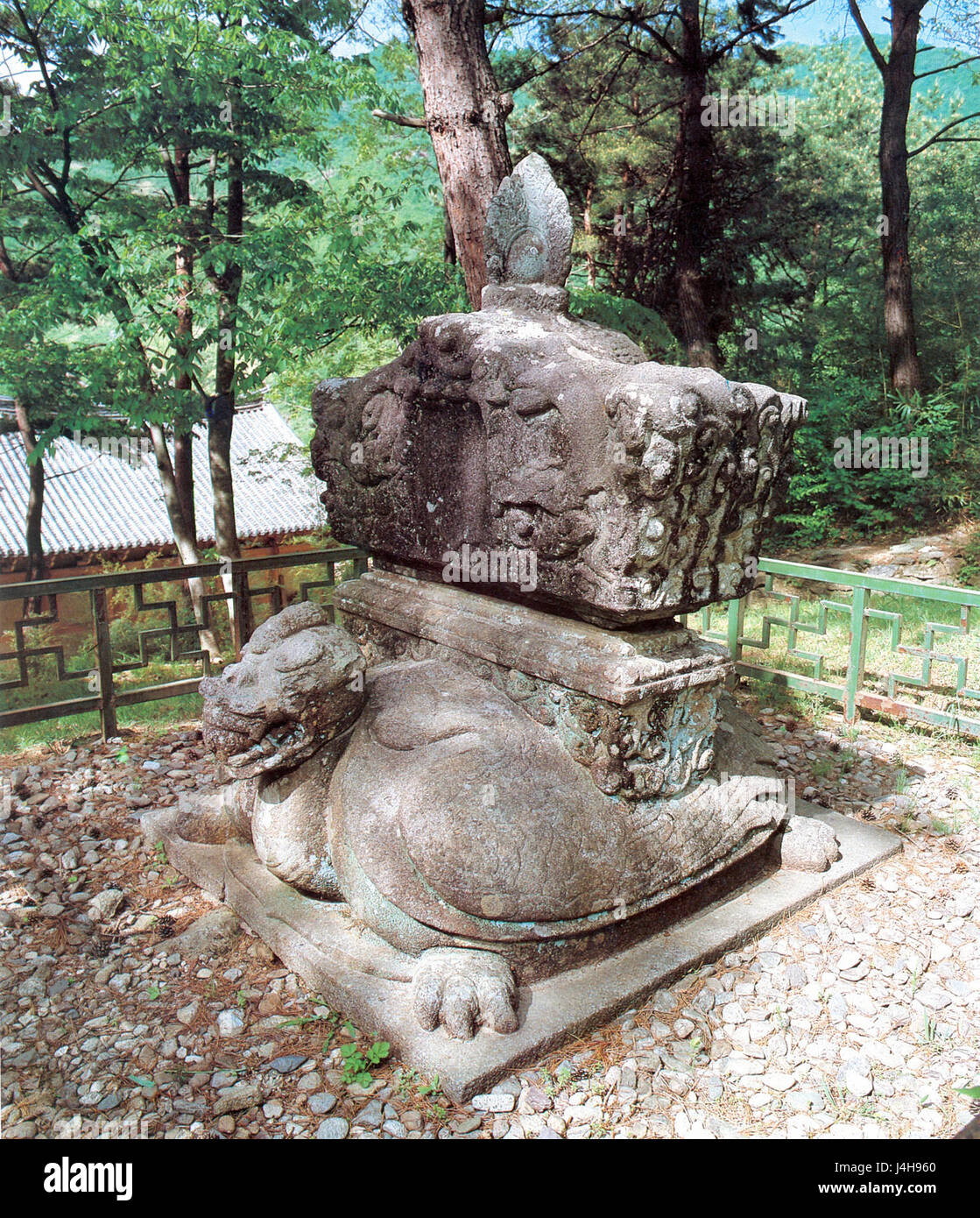 La Stele di East Stupa al tempio Yeongoksa a Gurye, Corea, è un importante monumento storico. Rappresenta il patrimonio culturale buddista e il significato architettonico della regione. Foto Stock
