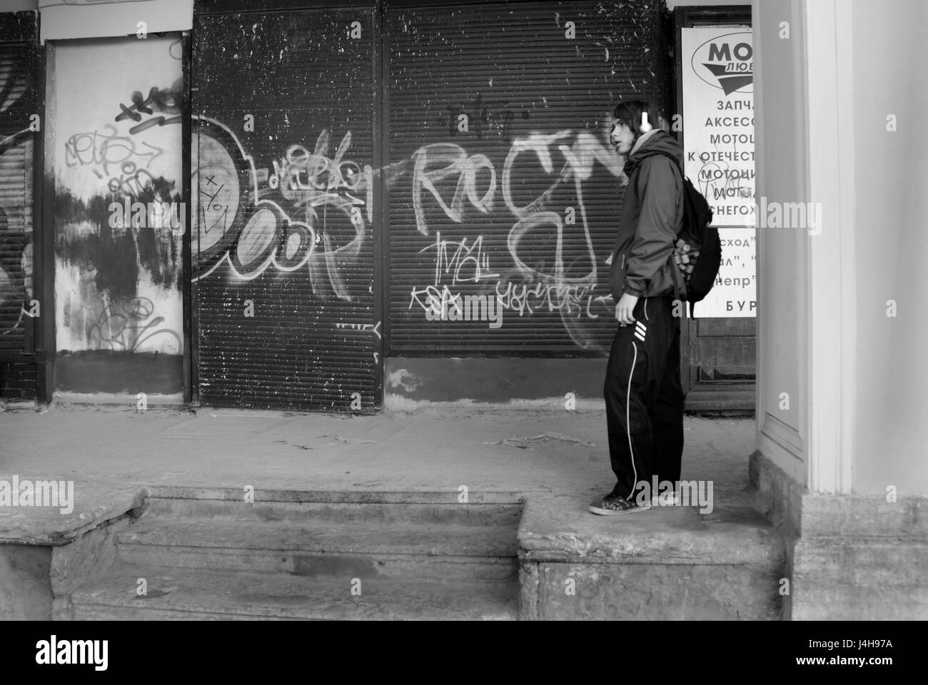 La gioventù accanto a Porte graffitied, San Pietroburgo Foto Stock