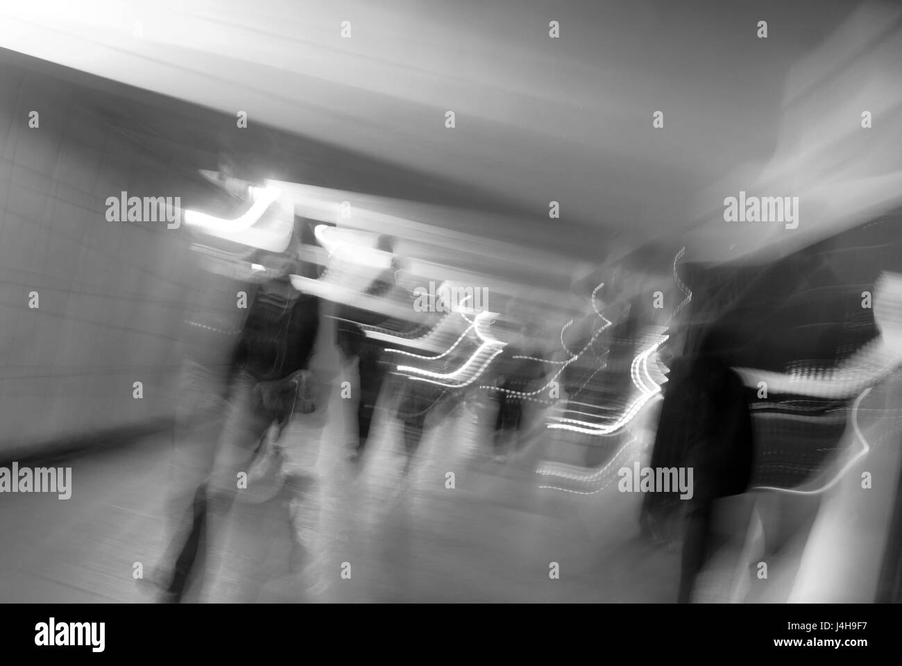 Passeggeri sfocata a San Pietroburgo la stazione della metropolitana Foto Stock