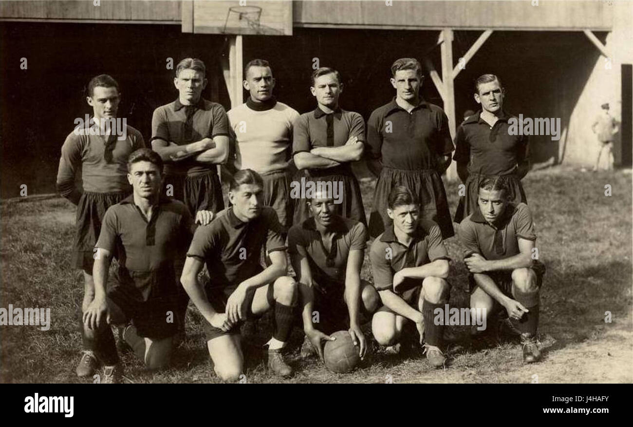 Questa immagine mostra una scena dello Stade Rennais, uno stadio di calcio a Rennes, in Francia, nel 1936. Lo stadio, sede della squadra di calcio dello Stade Rennais, ha una lunga storia ed è un luogo di ritrovo sportivo iconico. Foto Stock