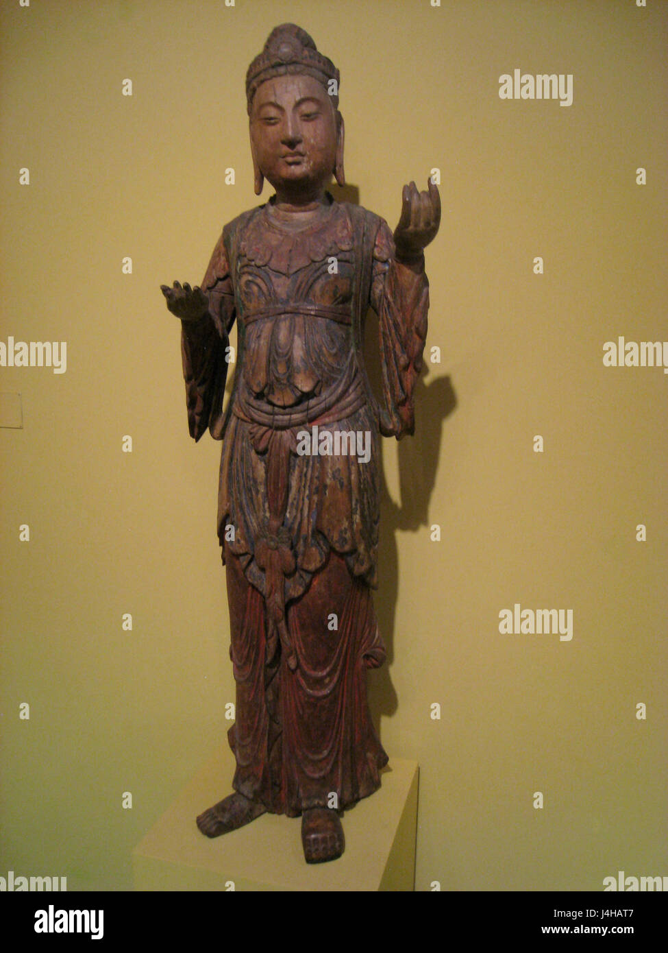 Questo Bodhisattva risalente al XII secolo della dinastia Song, realizzato in legno dipinto, rappresenta l'arte religiosa cinese e riflette le pratiche spirituali dell'epoca, ora conservate al Worcester Art Museum. Foto Stock