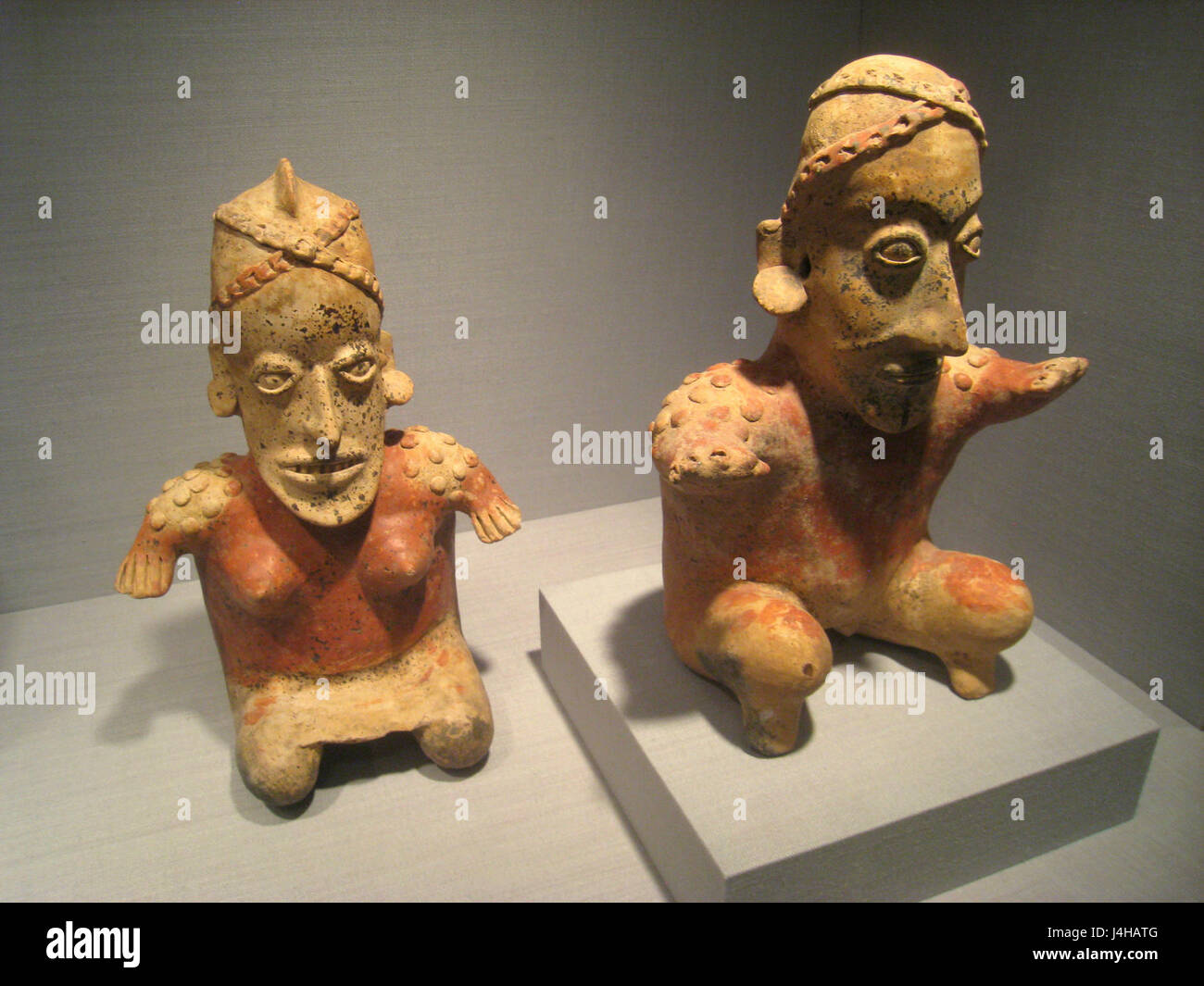 Seduti Maschile e Femminile figure, Messico, Stato di Jalisco, 200 BC 500 DC, ceramica pre colombiana raccolta, Worcester Art Museum IMG 7648 Foto Stock