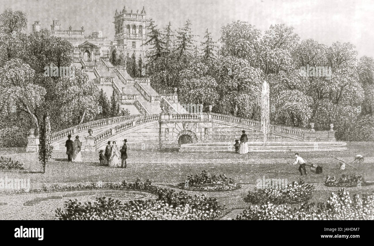 Questo si riferisce ad una vista dai giardini inferiori di Shrubland Hall, una tenuta inglese. La vista mostra i giardini ben tenuti e le caratteristiche architettoniche della sala, offrendo una visione del design paesaggistico e della grandiosità dell'estateâ. Foto Stock