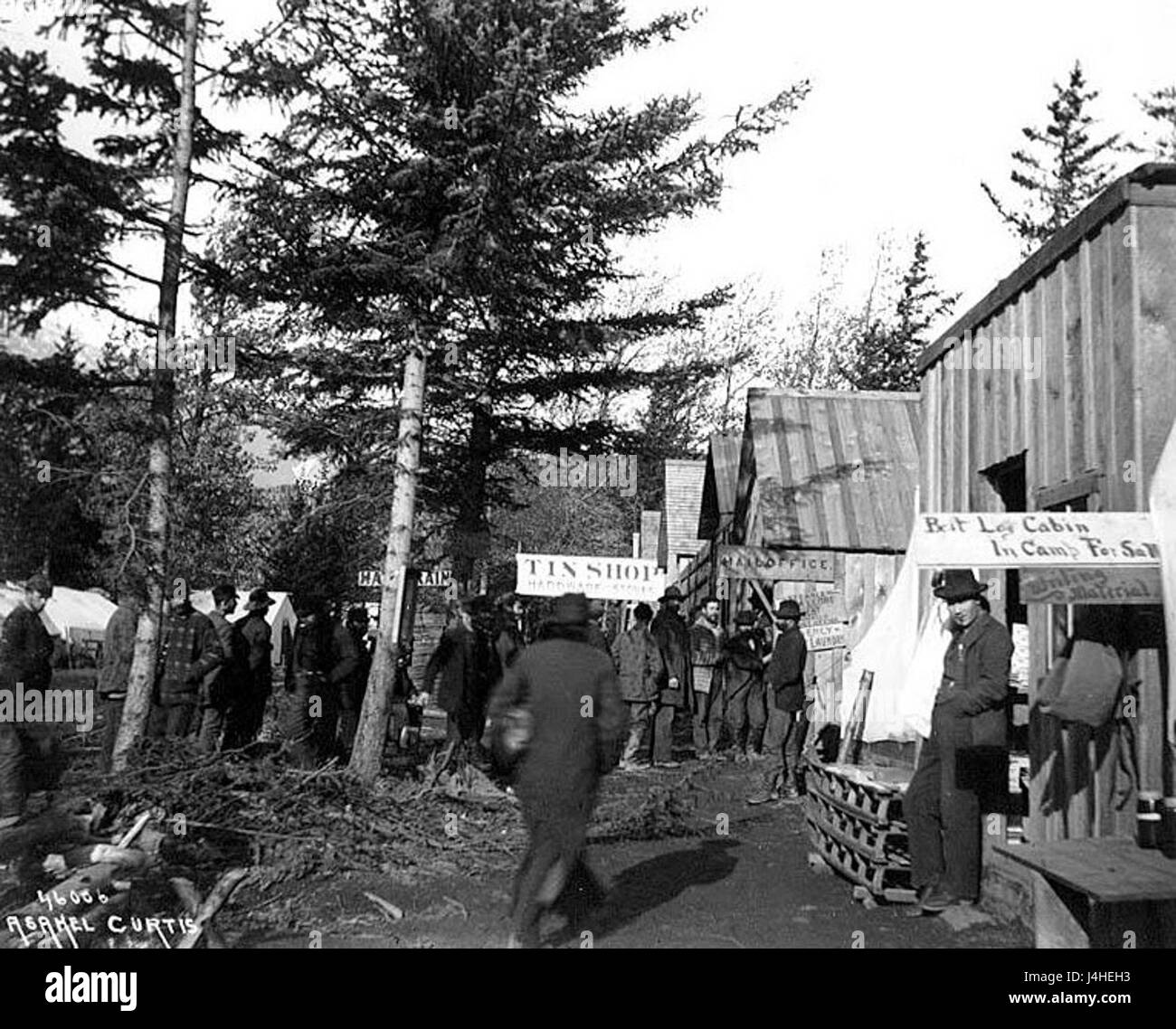 Questo titolo si riferisce probabilmente a un'immagine o a un riferimento storico a Skagway, Alaska, dopo il 1898, un anno significativo per la corsa all'oro di Klondike. Skagway era un importante punto di accesso per i cercatori d'informazioni e i viaggiatori durante questo periodo. Foto Stock