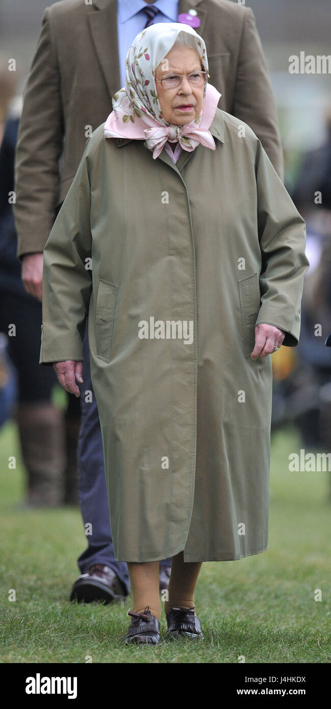 La regina Elisabetta II durante il Royal Windsor Horse Show tenutosi nel parco del Castello di Windsor in Berkshire. Foto Stock