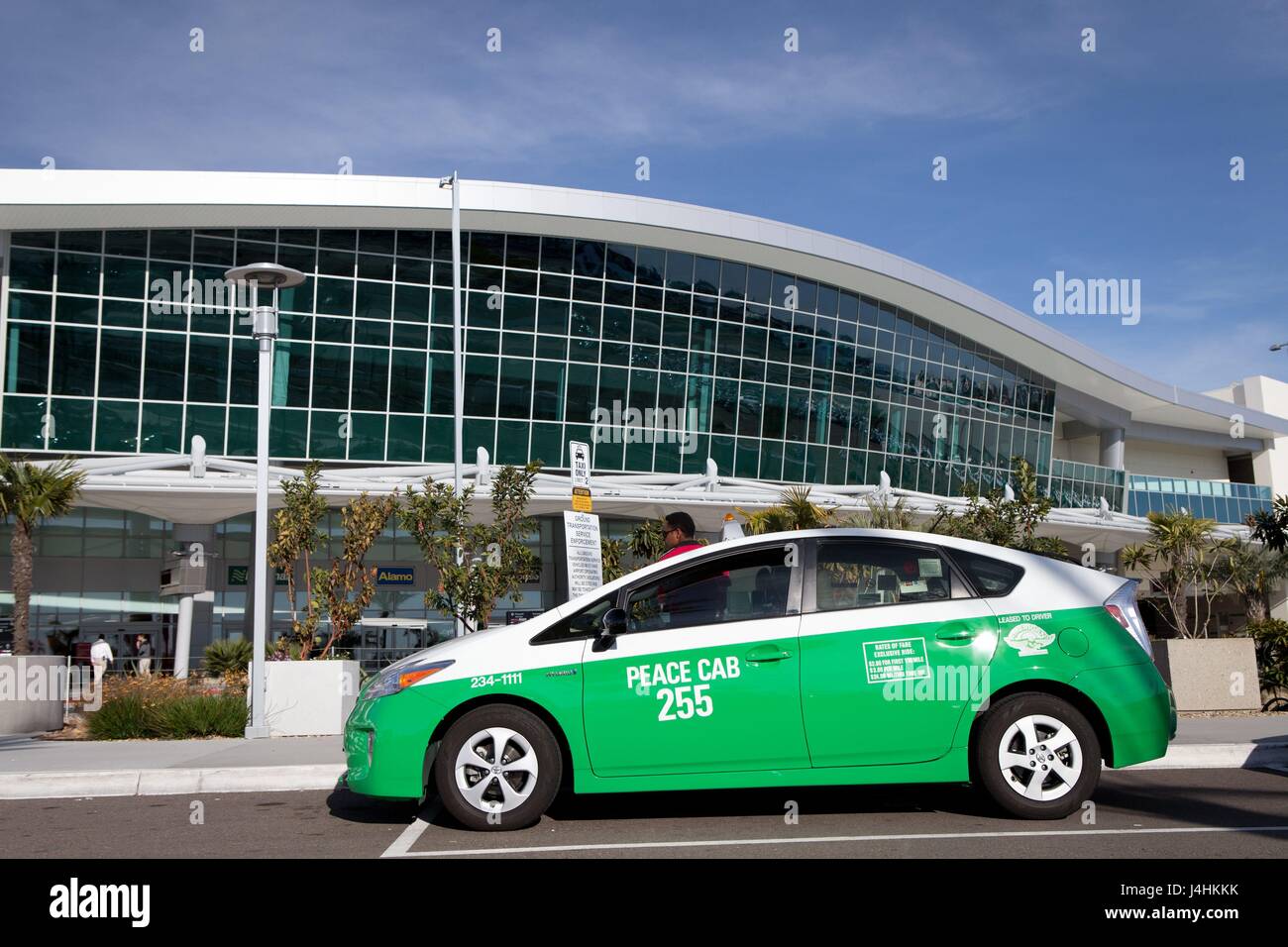 Le auto a noleggio Centro, inaugurato nel 2016, è servito da 16 alternativa carburante-navette per l'Aeroporto Internazionale di San Diego, nel marzo 2017. | Utilizzo di tutto il mondo Foto Stock