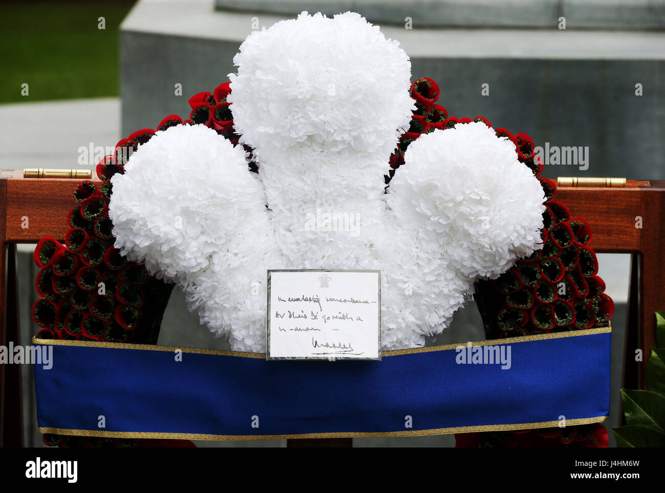 La Ghirlanda prevista dal Principe di Galles alla croce del sacrificio nel cimitero di Glasnevin Dublin nella Repubblica di Irlanda. Foto Stock