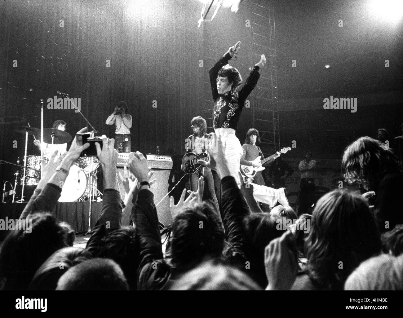 Il British rock band "Rolling Stones" durante un concerto di fronte a una platea entusiastica presso la Deutschlandhalle di Berlino, Germania ovest su 16.09.1970. Nel mezzo di cantante Mick Jagger. | Utilizzo di tutto il mondo Foto Stock