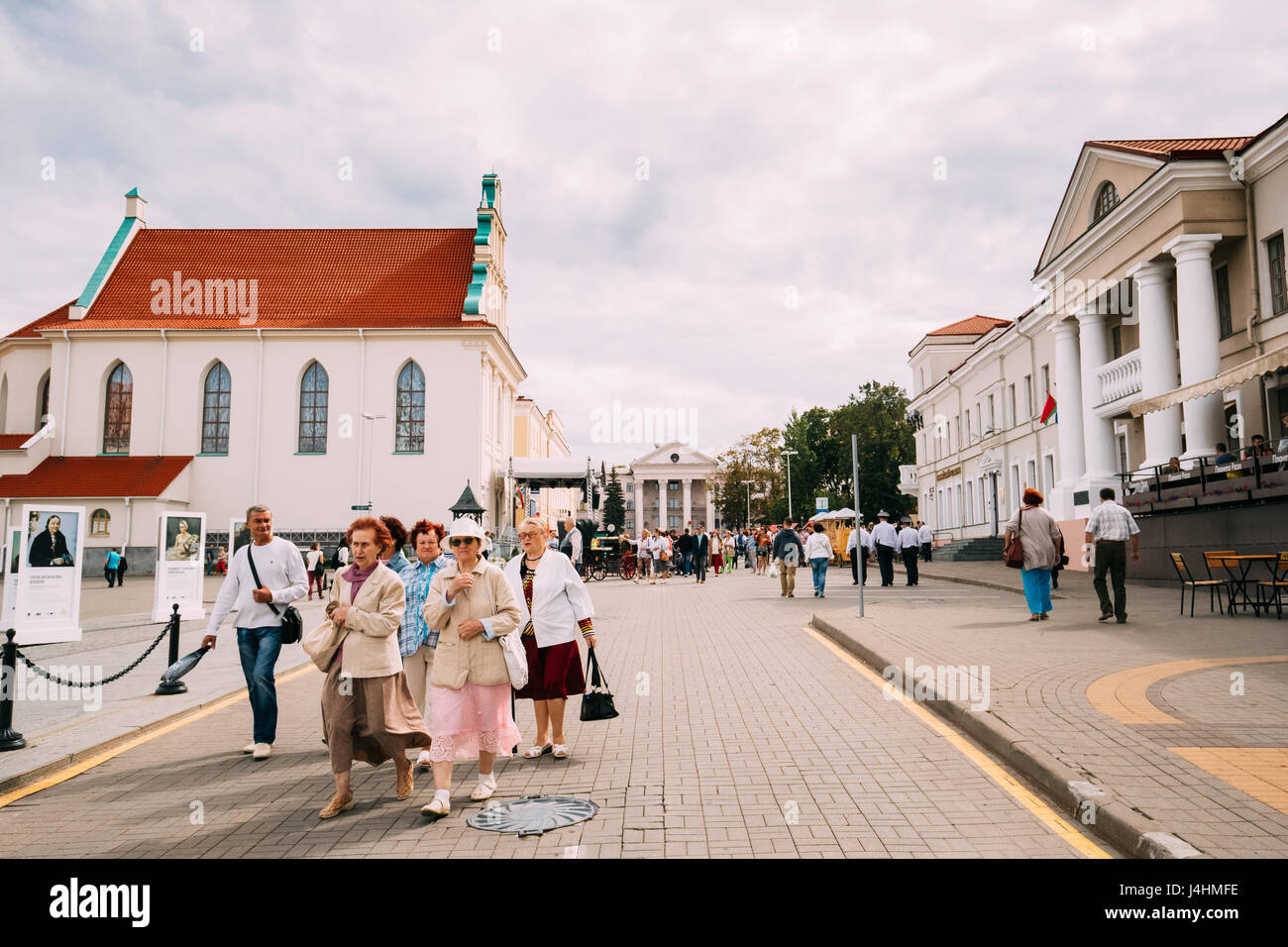 Minsk, Bielorussia - 3 Settembre 2016: Le donne anziane persone che camminano vicino al monastero di Santo Spirito Bazilianok durante la celebrazione della giornata della città di Minsk in Foto Stock