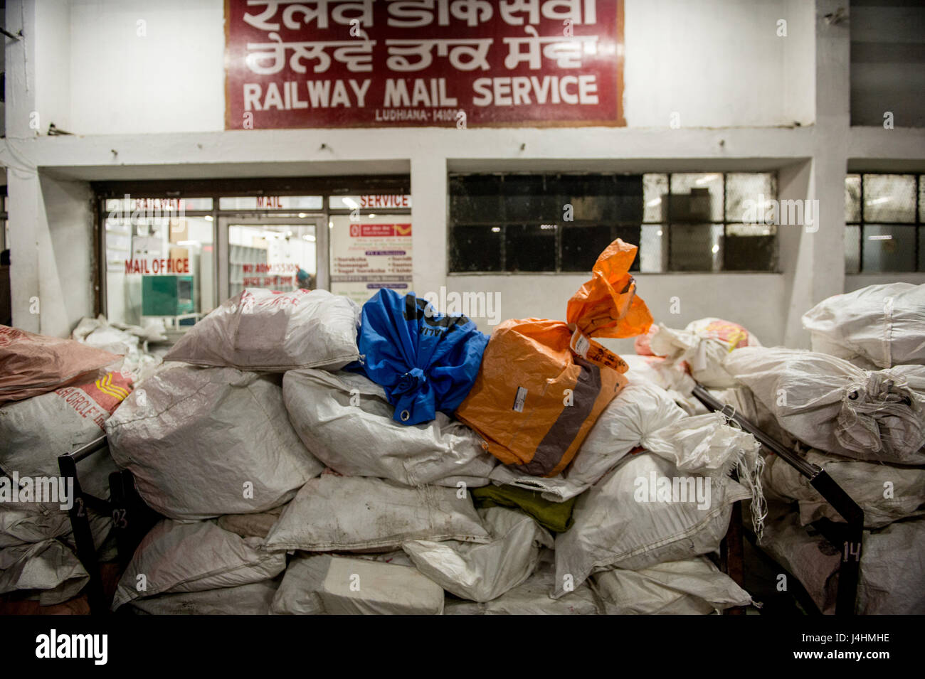 Mail è accumulato sui carri al di fuori della stazione di servizio di posta ufficio presso la giunzione di Ludhiana stazione ferroviaria di Ludhiana, India. Foto Stock