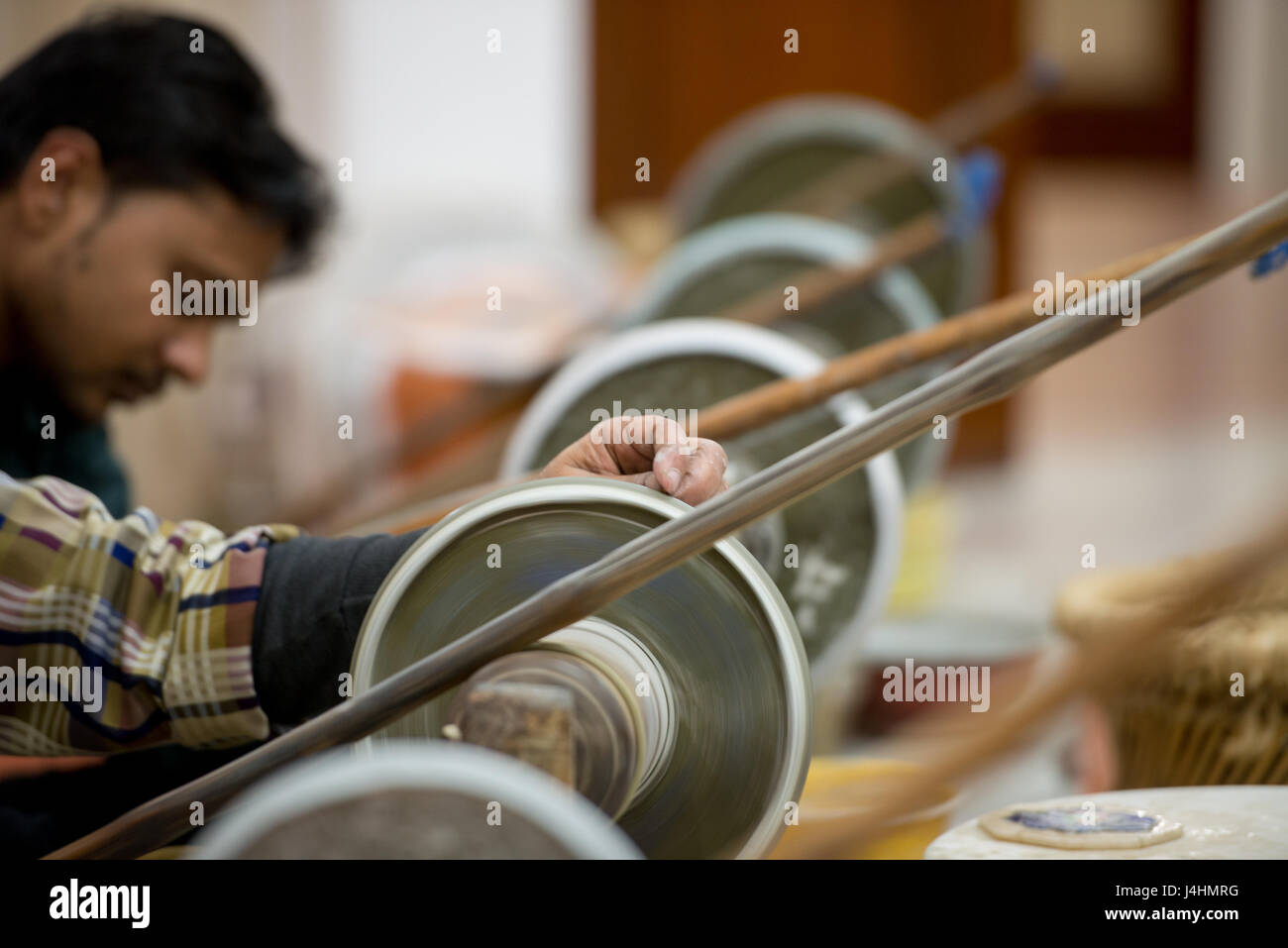 Close up dei lavoratori carving intarsi in marmo in Agra, India. Foto Stock