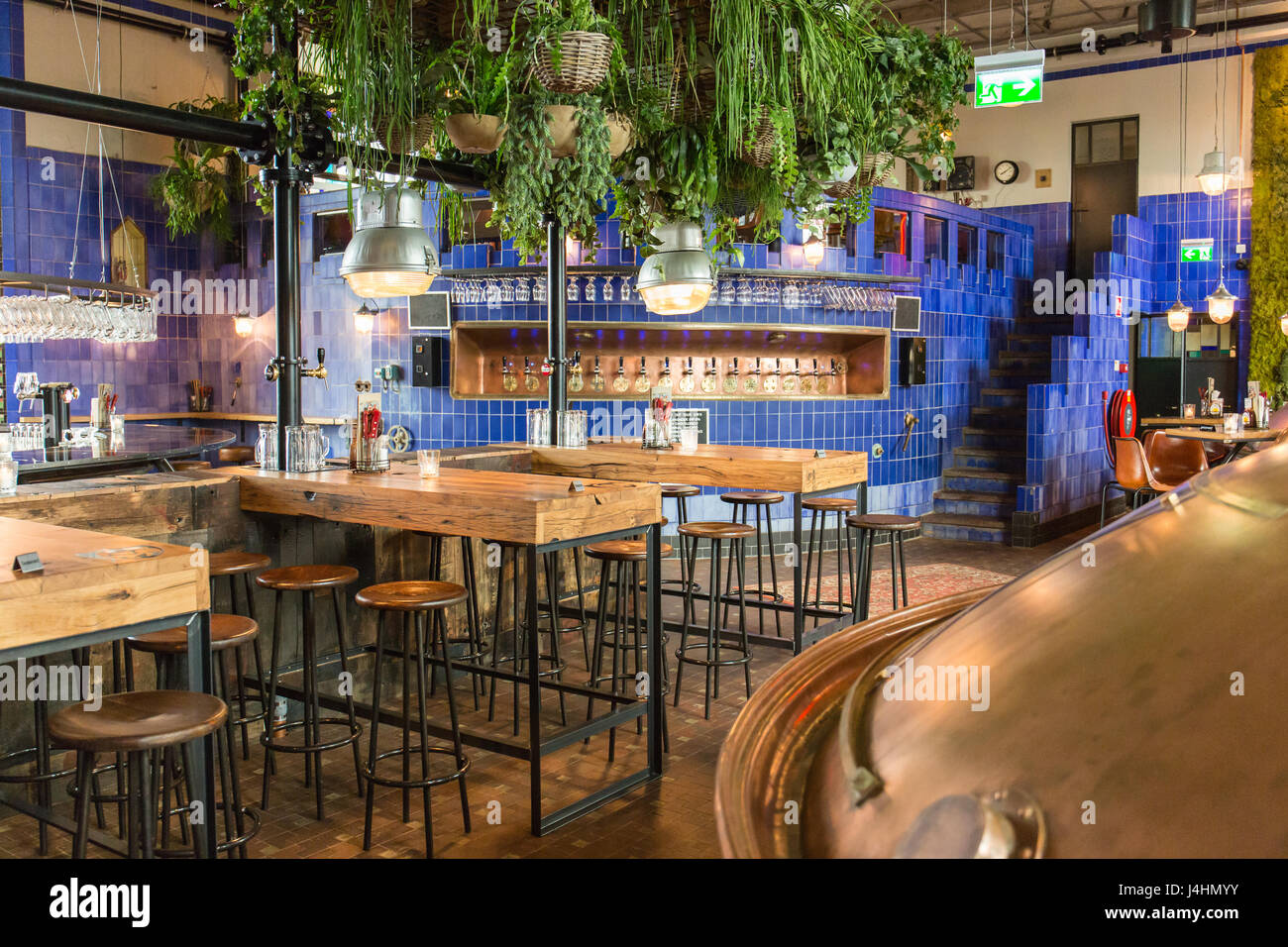 Interno di birre & barili ristorante nella ex fabbrica di birra Oranjeboom a Breda, Paesi Bassi Foto Stock