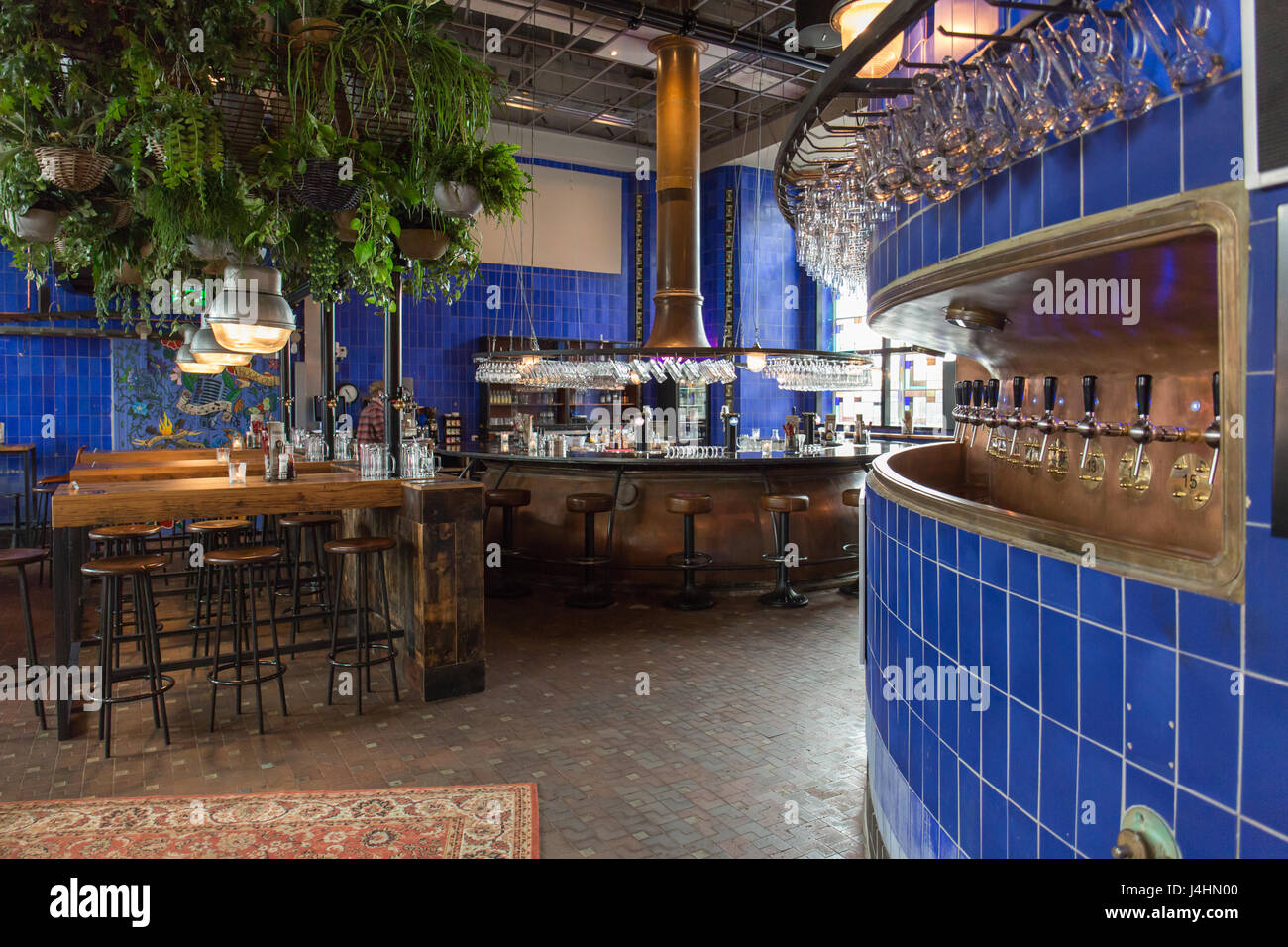 Interno di birre & barili ristorante nella ex fabbrica di birra Oranjeboom a Breda, Paesi Bassi Foto Stock
